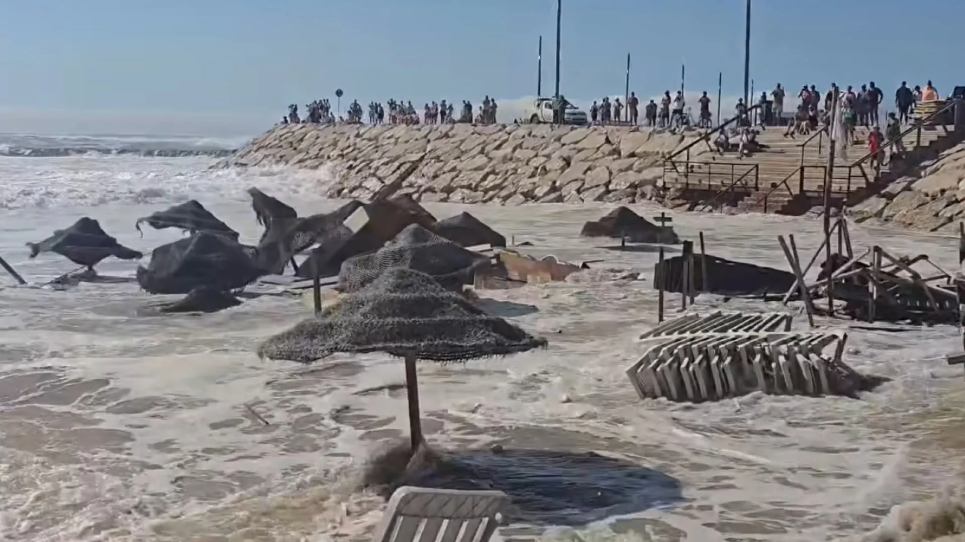 Agitação marítima. Imagens mostram rasto de destruição de Norte a Sul