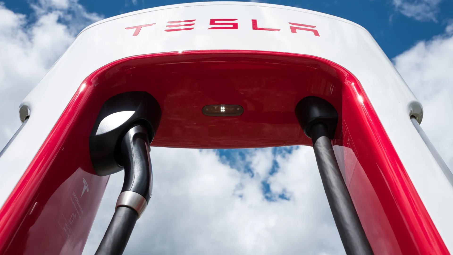 
                    Estação de carregamento da Tesla em Fátima foi assaltada
                