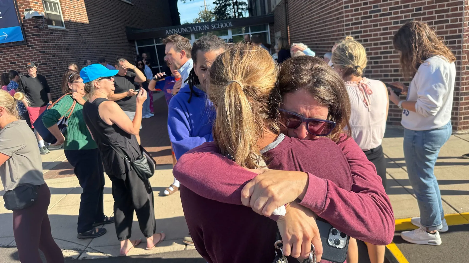 
                    Pelo menos 2 mortos e 20 feridos em tiroteio no Minnesota
                
