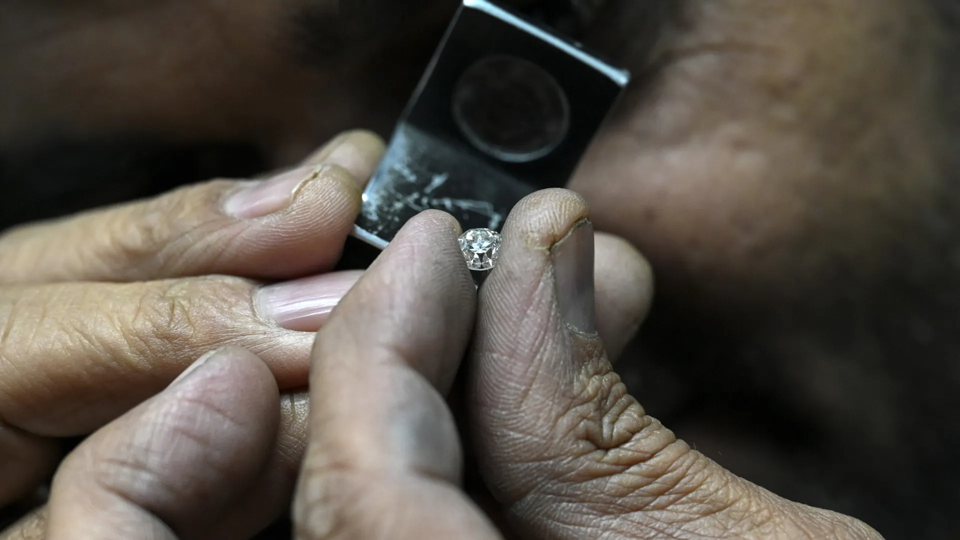 
                    EUA emitem licença para diamantes russos (contornando as sanções)
                