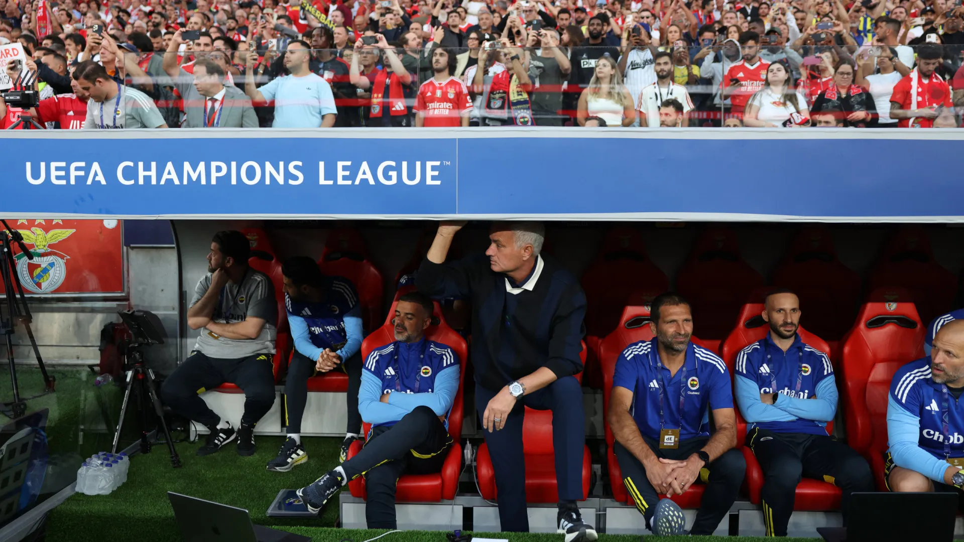 
                    Oficial: Fenerbahçe despede José Mourinho após perder playoff com Benfica
                