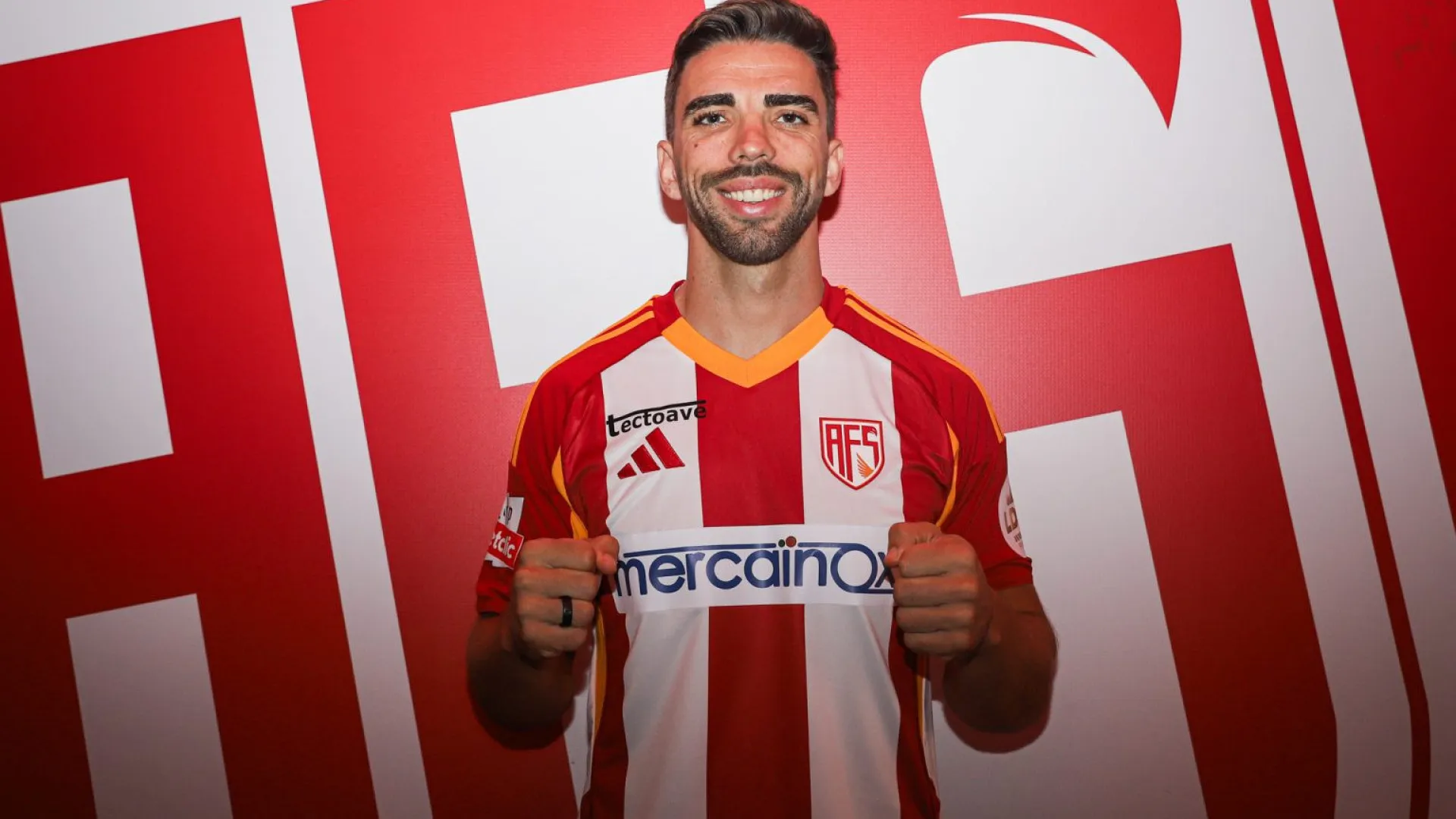 
                    Oficial: Avançado Tomané reforça ataque do AVS
                