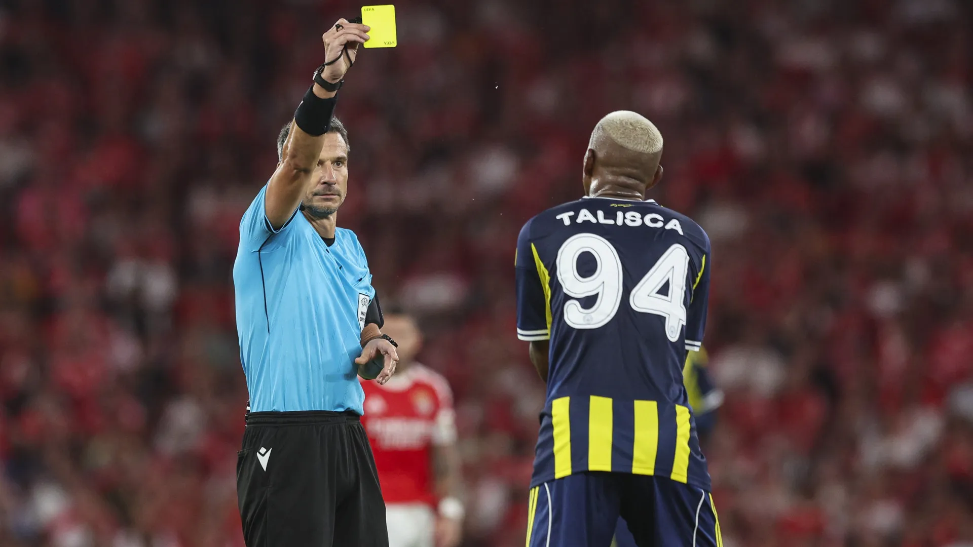 
                    Nélson Semedo torce pelo Benfica. Talisca visa o árbitro: 