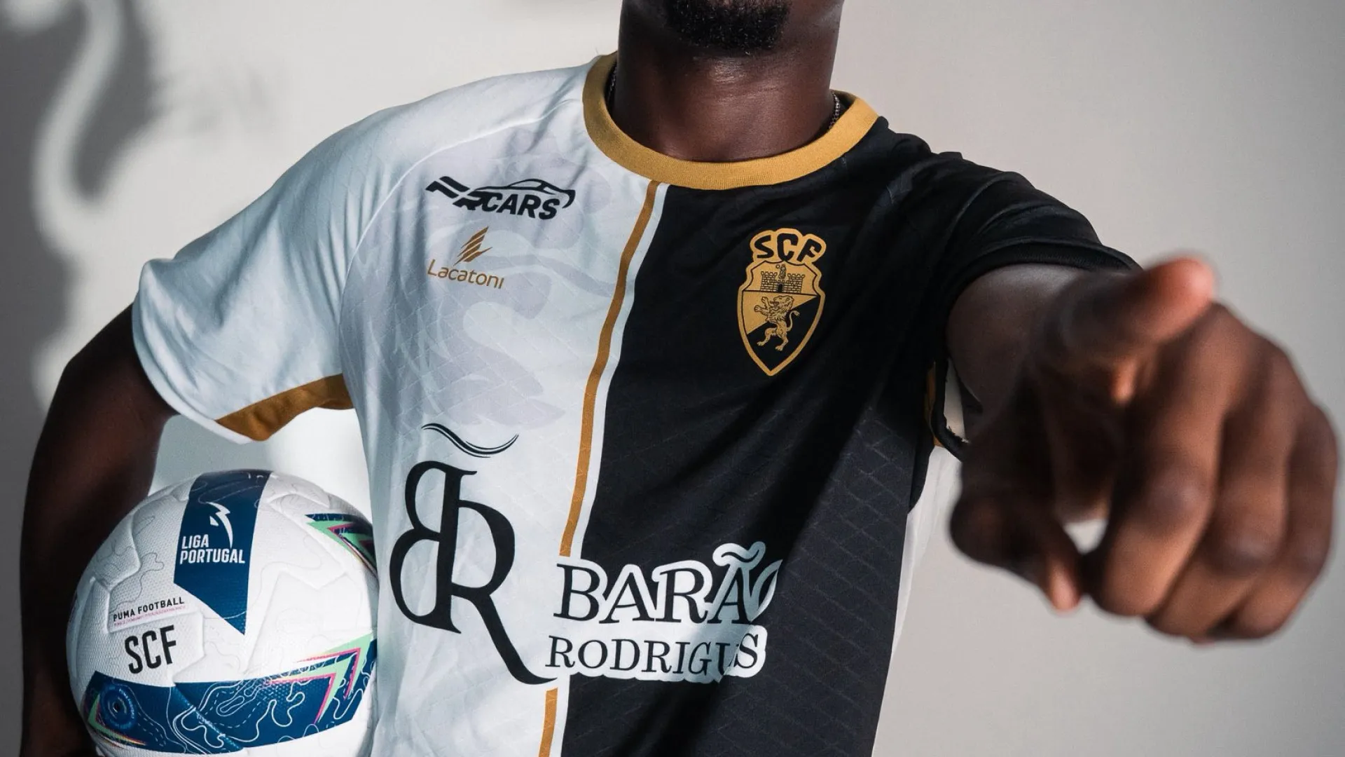 
                    Oficial: Balla Sangaré deixa AVS e reforça Farense por três temporadas
                