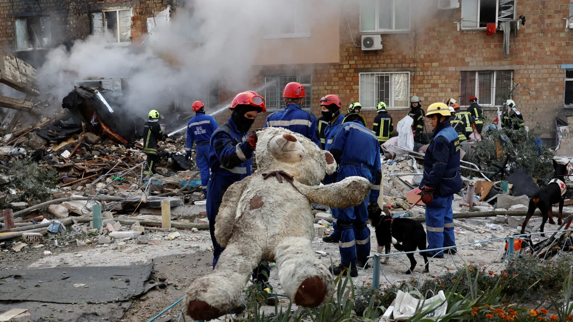 
                    Quatro mortos, incluindo 2 crianças, e 24 feridos em ataque russo a Kyiv
                