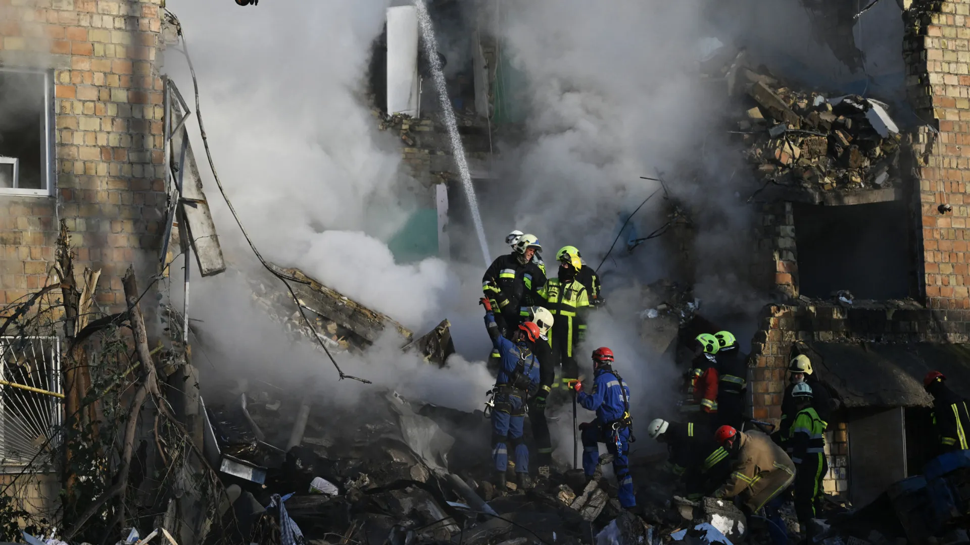
                    Sobe para 17 o número de mortos nos ataques russos em Kyiv
                
