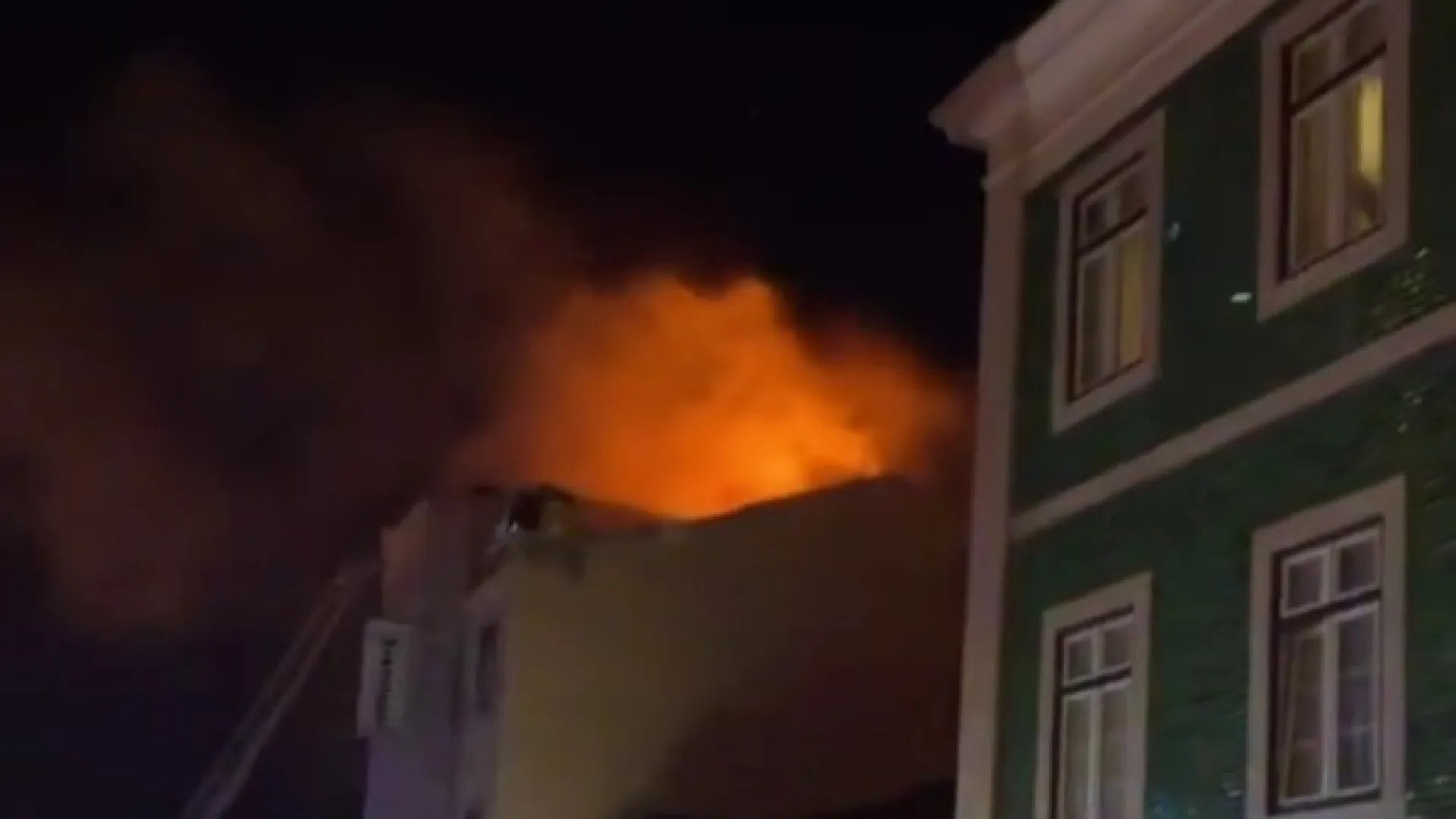 
                    Vídeo. Rua do Século em Lisboa cortada devido a fogo em edifício devoluto
                