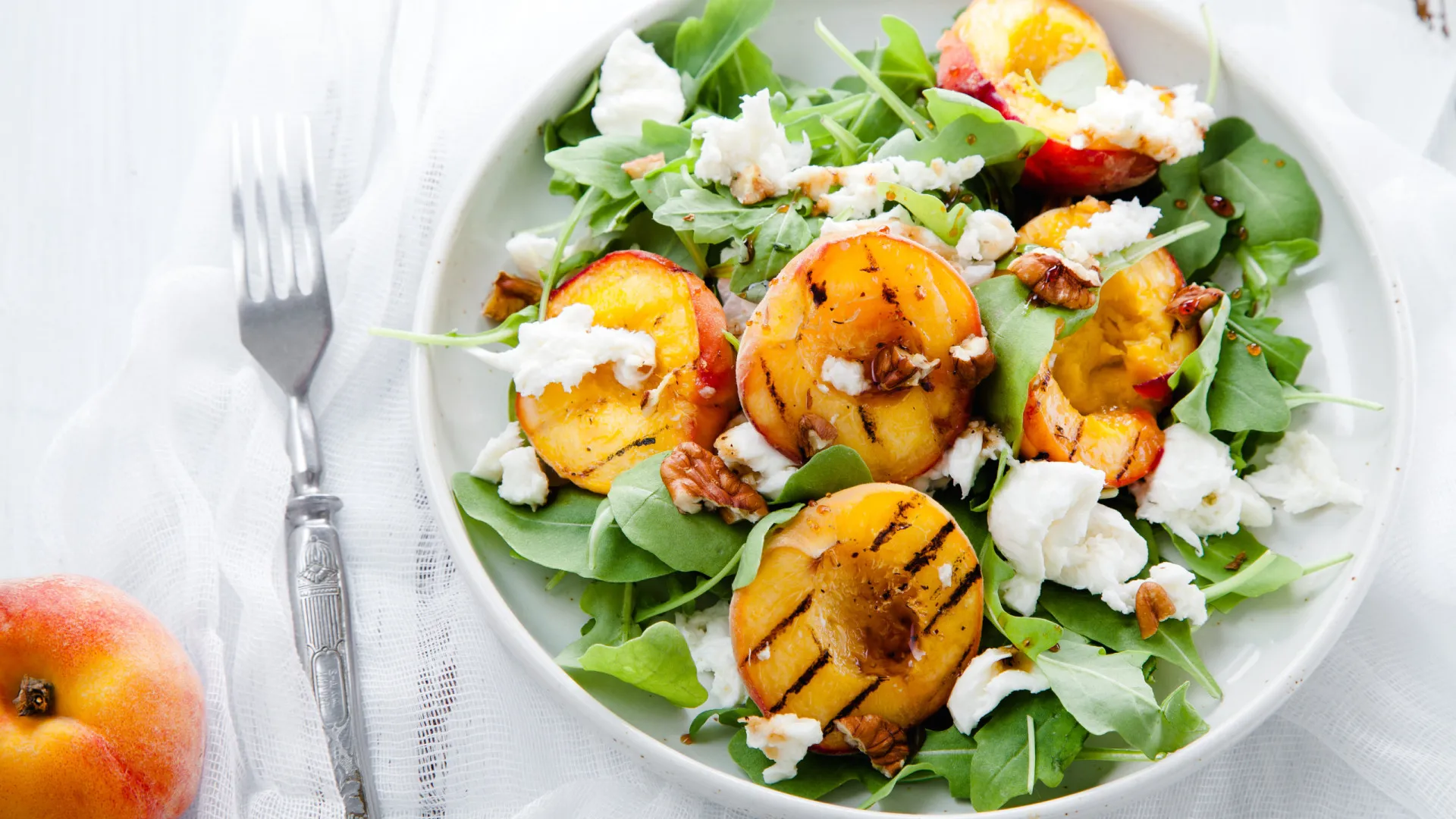 
                    Pêssego na salada? Olhe que fica delicioso! Tome nota desta receita
                