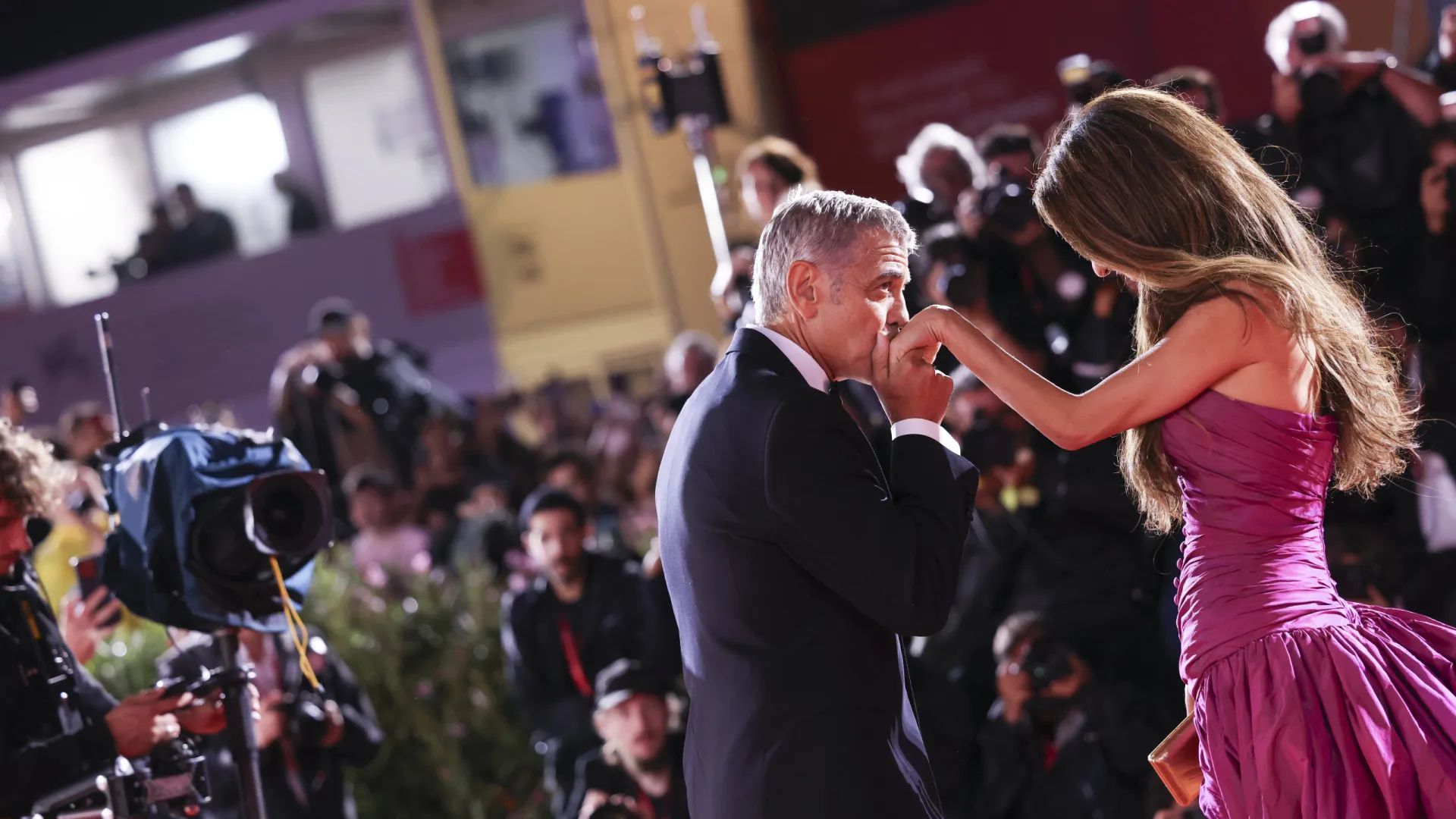 
                    George Clooney sobre Amal: 