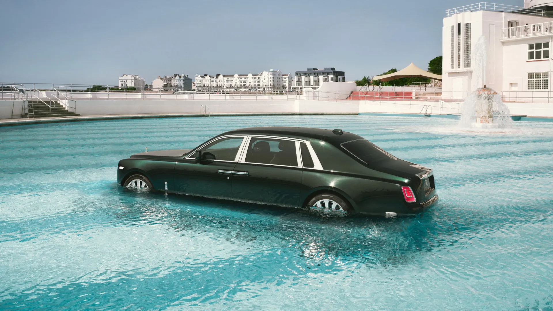 
                    Como a Rolls-Royce pôs um carro milionário dentro de uma piscina
                