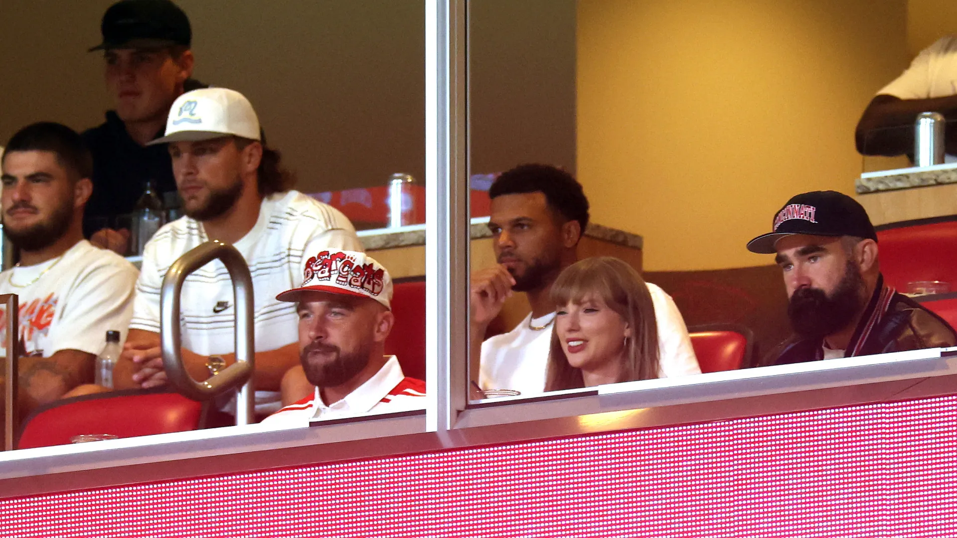 
                    A primeira aparição pública de Taylor Swift e Travis Kelce após noivado
                