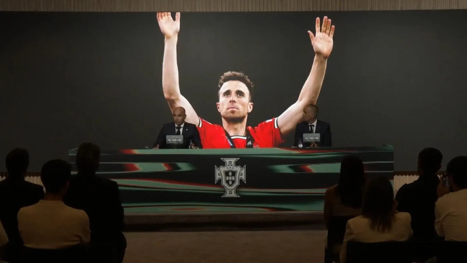 
                    Imagem tocante. Diogo Jota honrado no anúncio dos convocados de Portugal
                