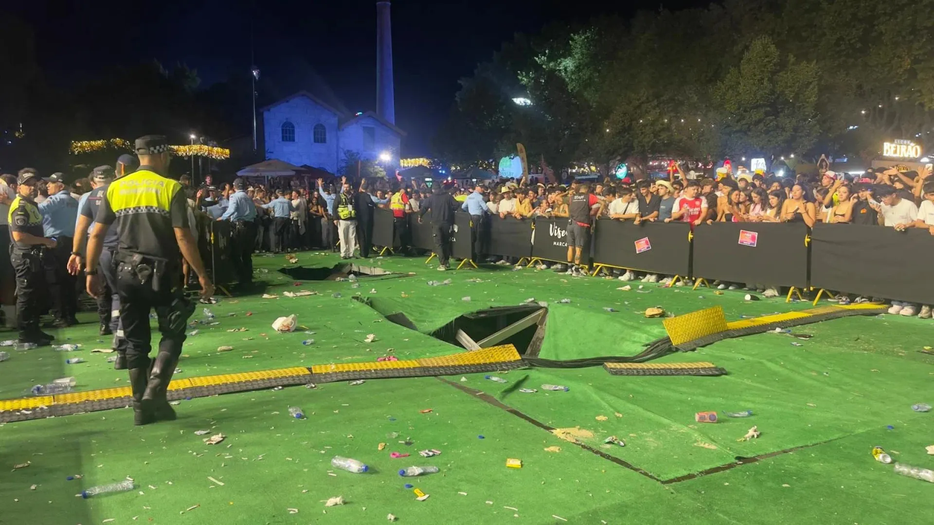 
                    Estrutura frente ao palco cedeu durante atuações musicais no Mateus Fest
                