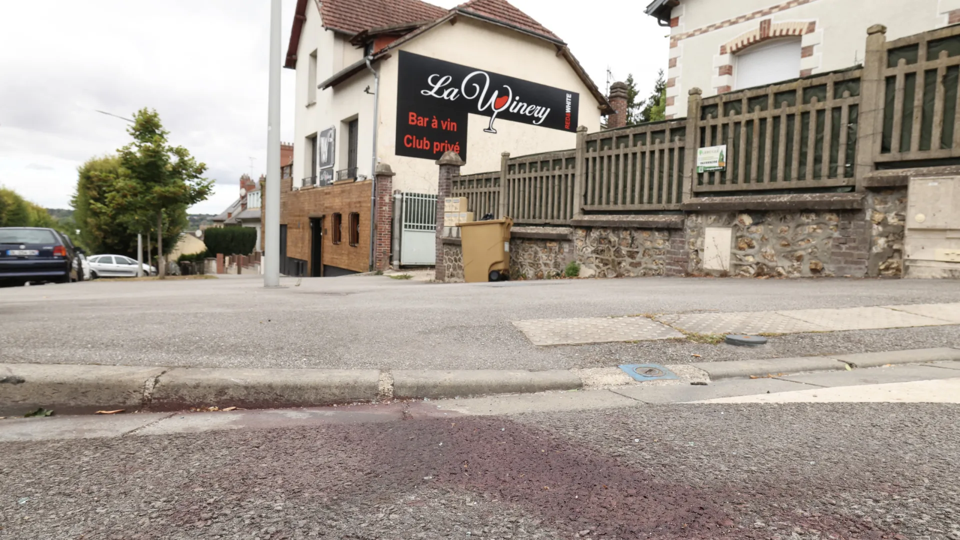 
                    Carro atropela multidão junto a bar em França e faz 1 morto e 5 feridos
                