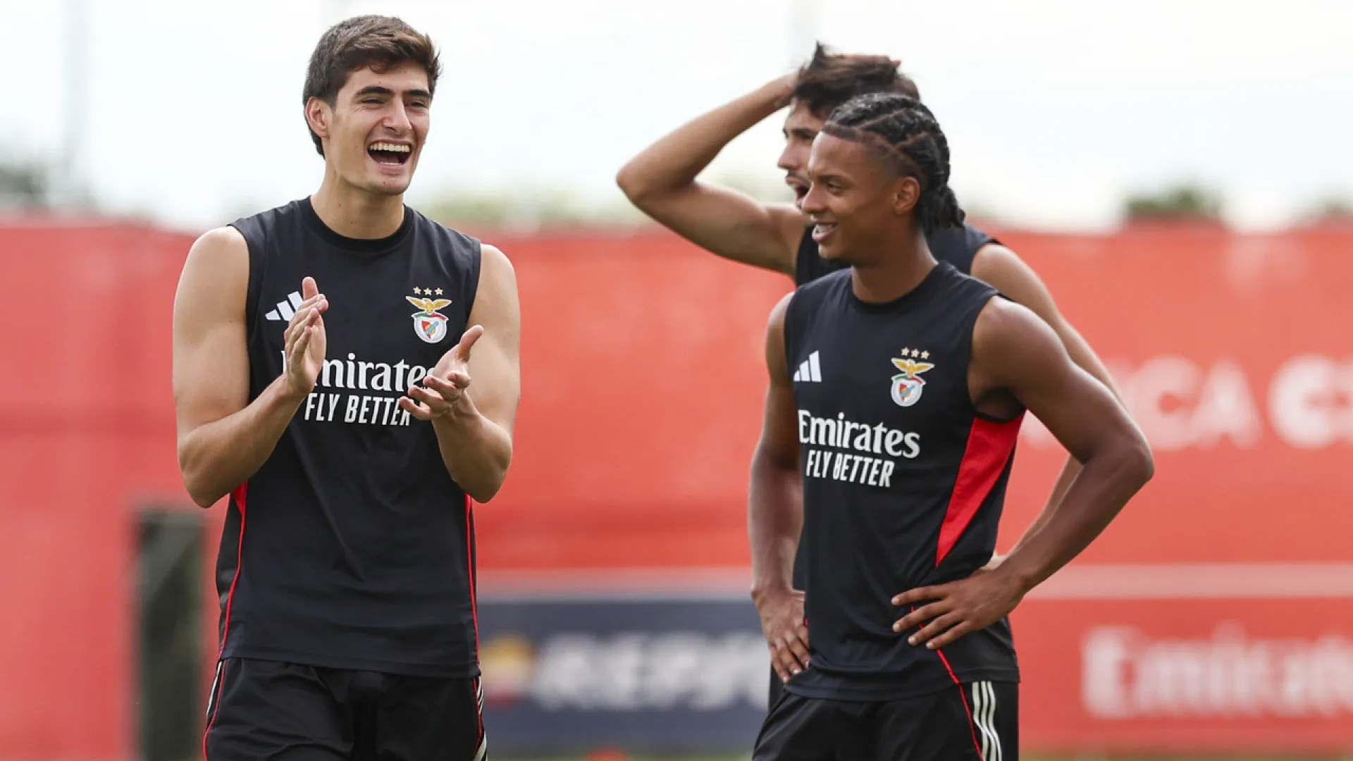 Benfica encerra 'operação Alverca' com muitos sorrisos no Seixal
