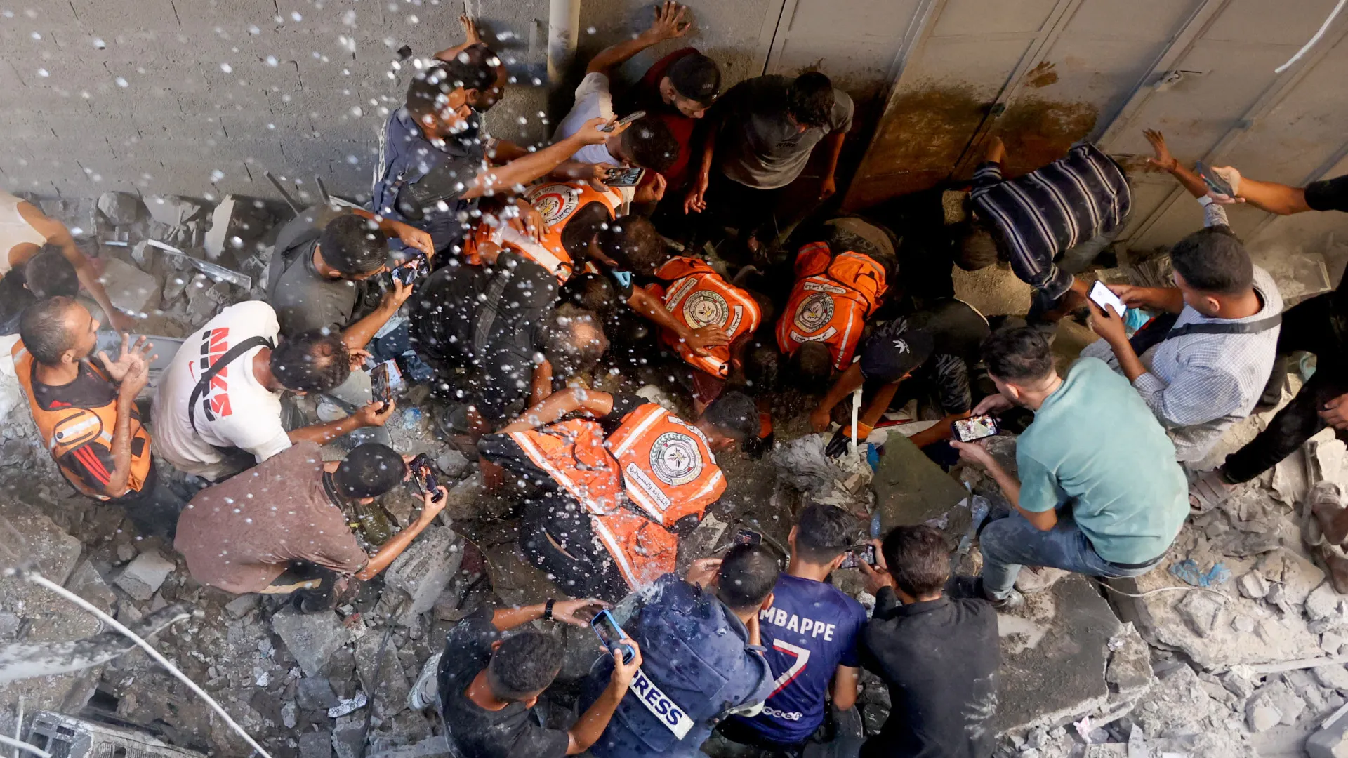 
                    Pelo menos 19 mortos e dezenas de feridos em ataques israelitas a Gaza
                