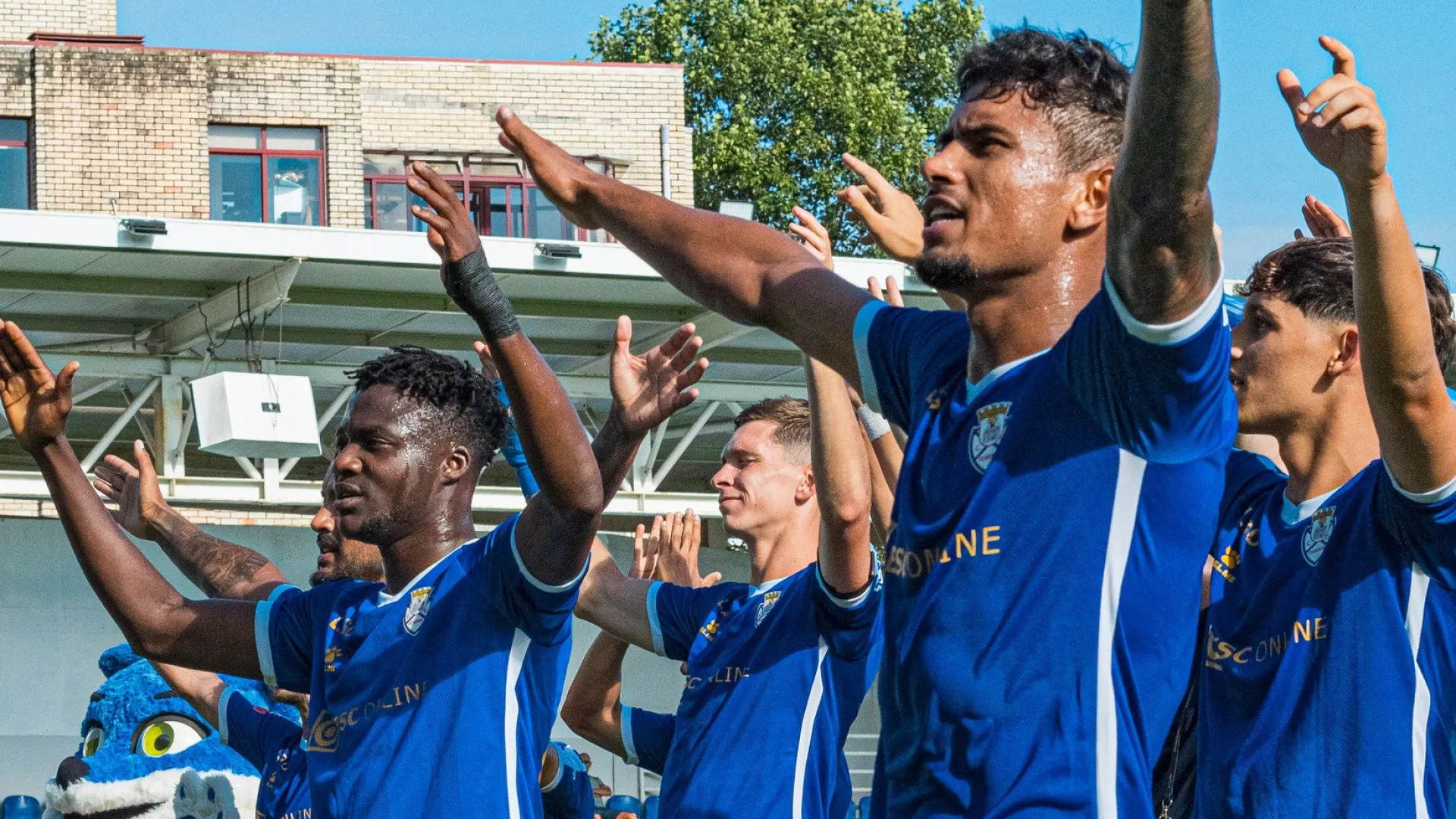 
                    Feirense bate Oliveirense nos descontos em jogo com sete golos
                