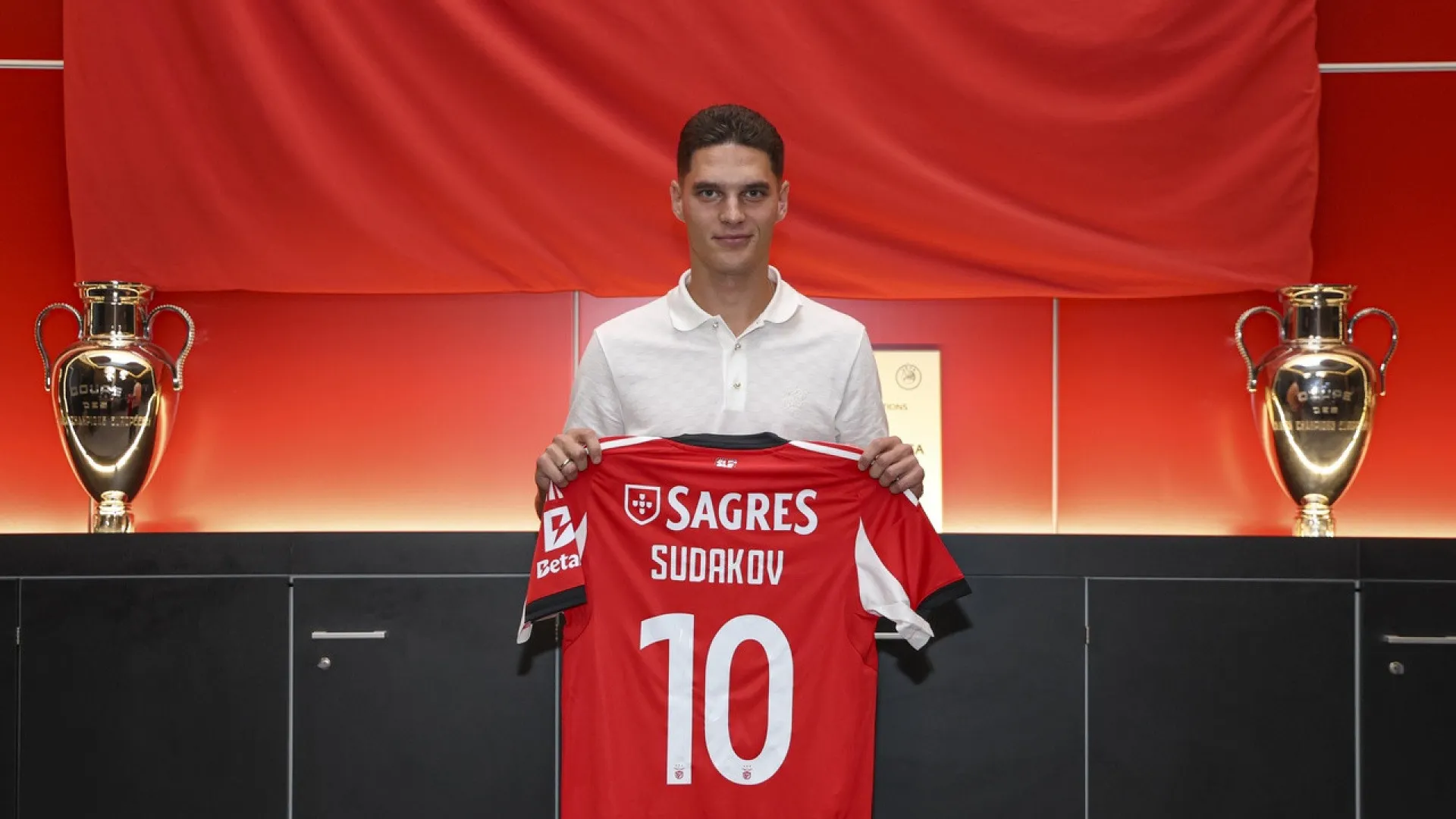 
                    Oficial: Benfica confirma contratação de Sudakov
                