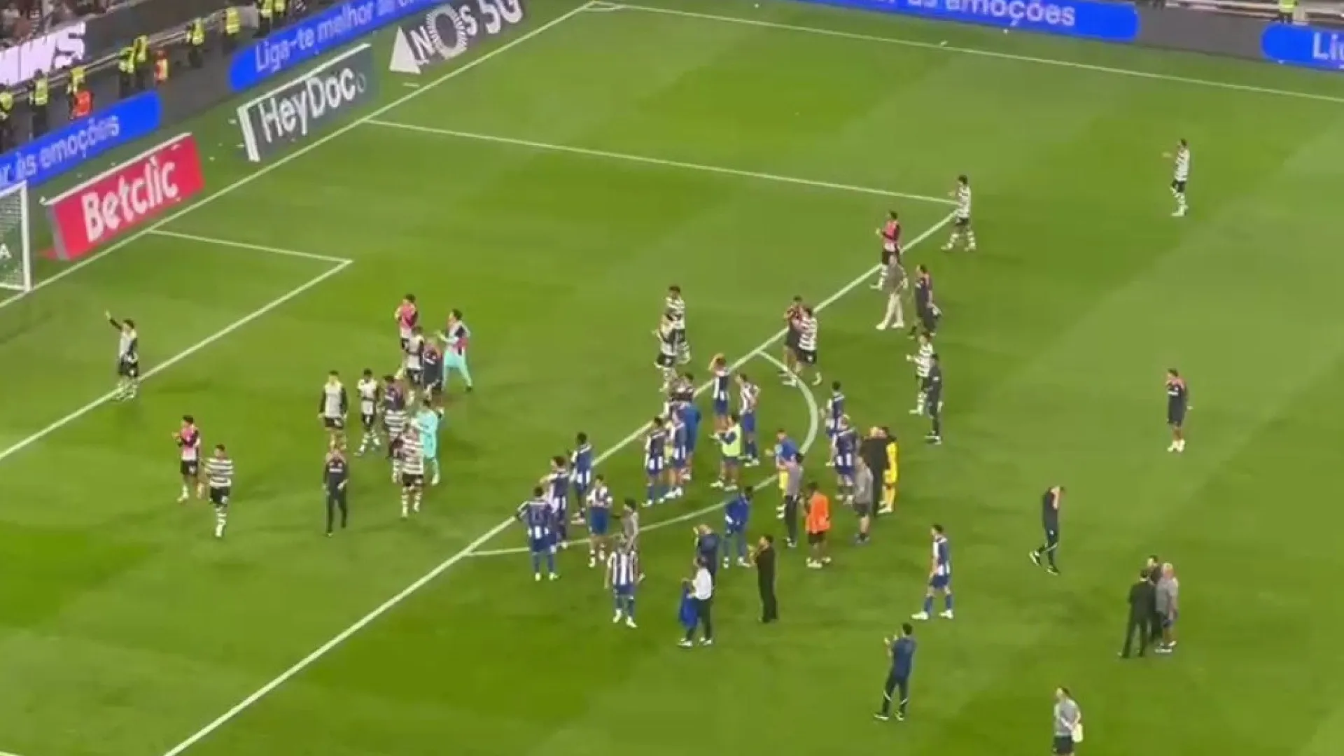 
                    FC Porto fazia a festa e adeptos do Sporting responderam: 
