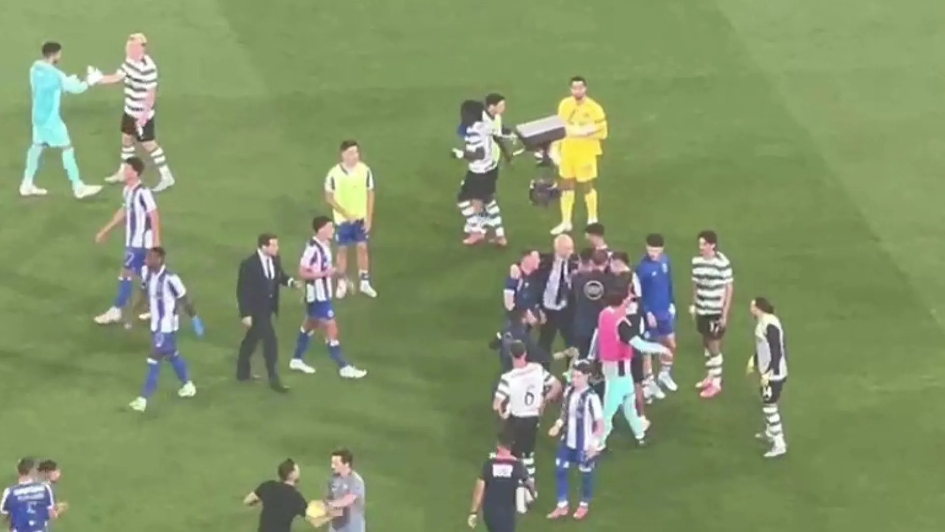 
                    FC Porto derrotou Sporting e surgiu este 'sururu' após o apito final
                