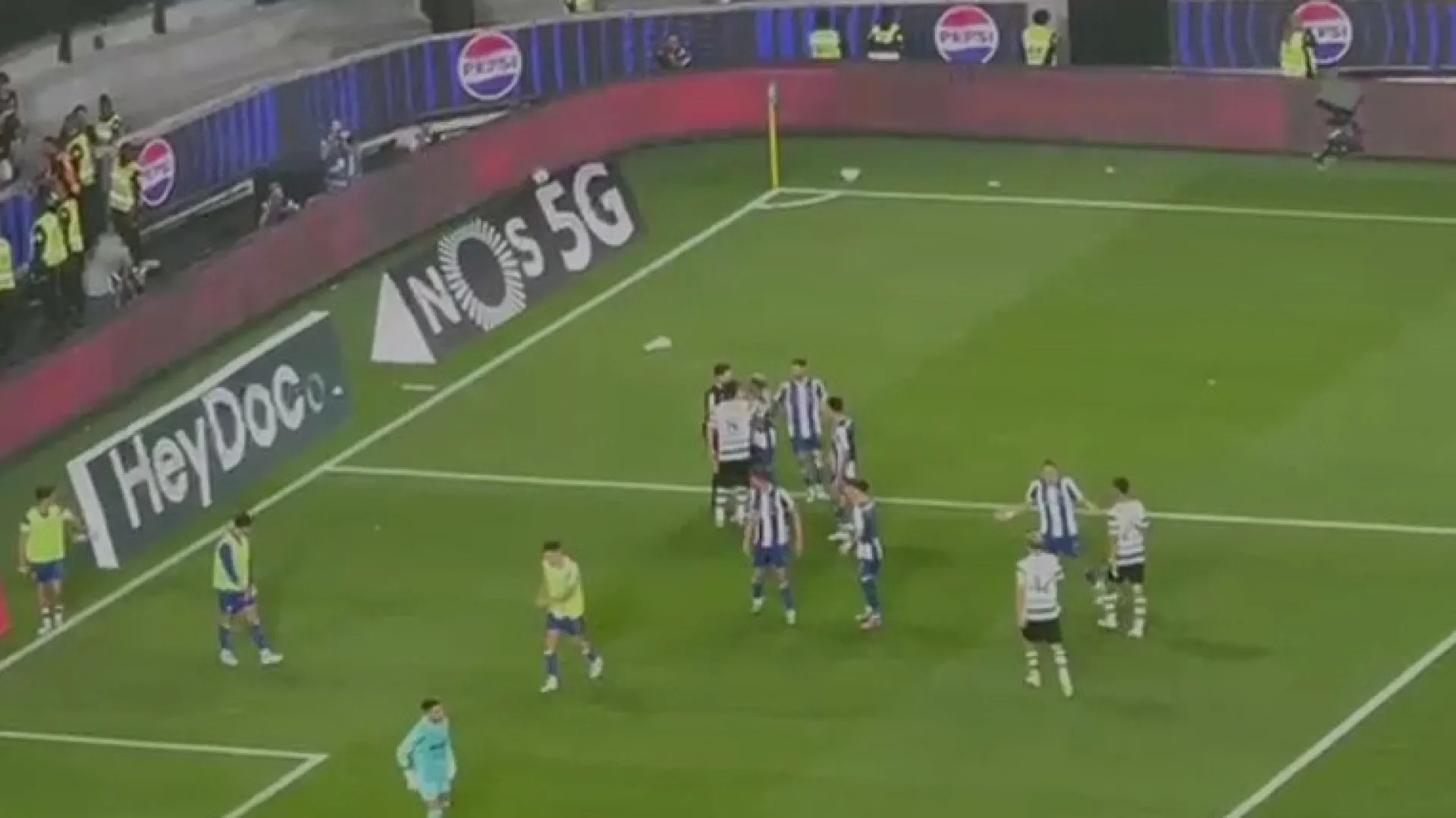 
                    Golos do FC Porto geraram esta confusão (com provocações) em Alvalade
                