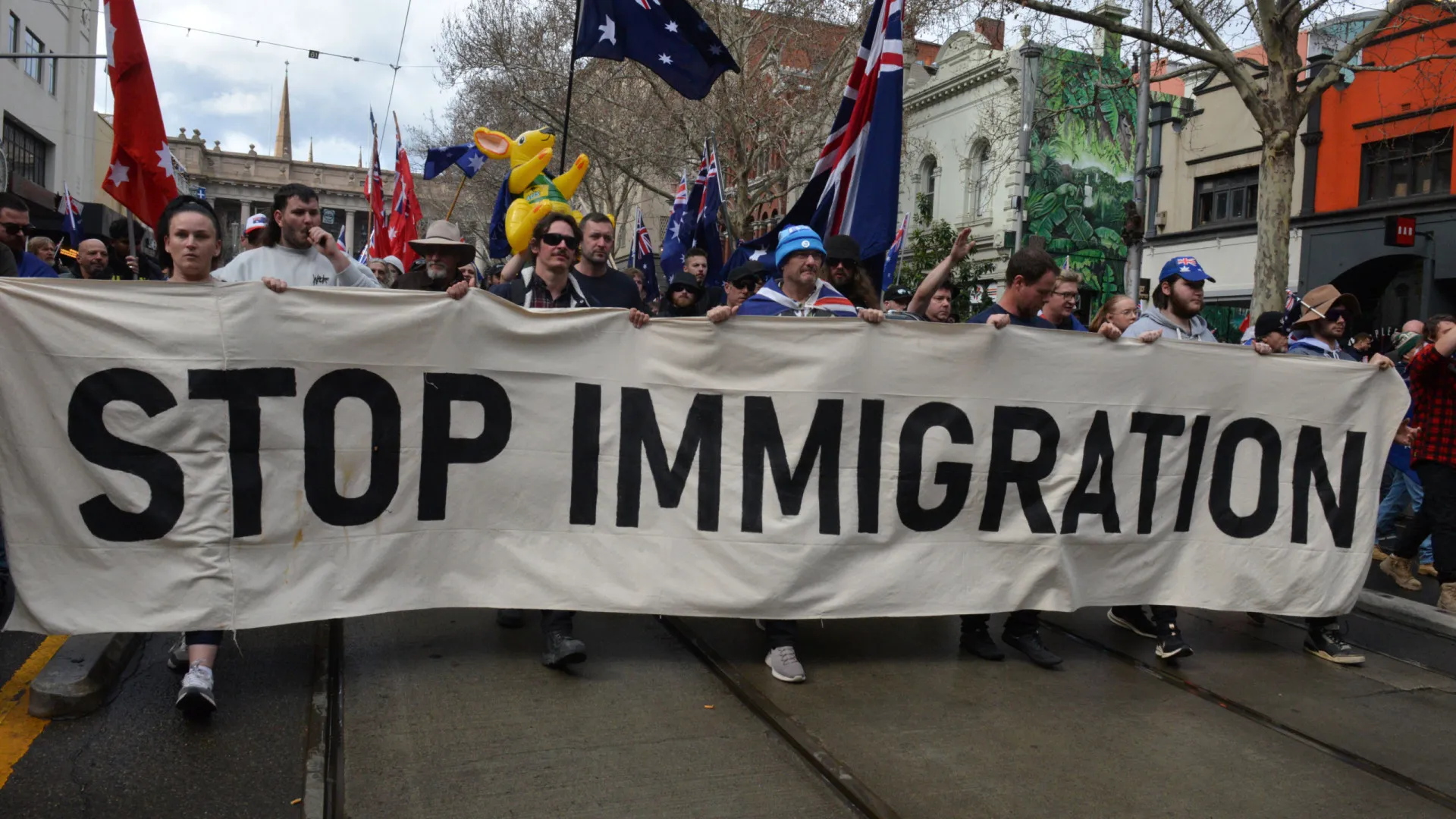 Milhares manifestam-se na Austrália contra imigração. As imagens