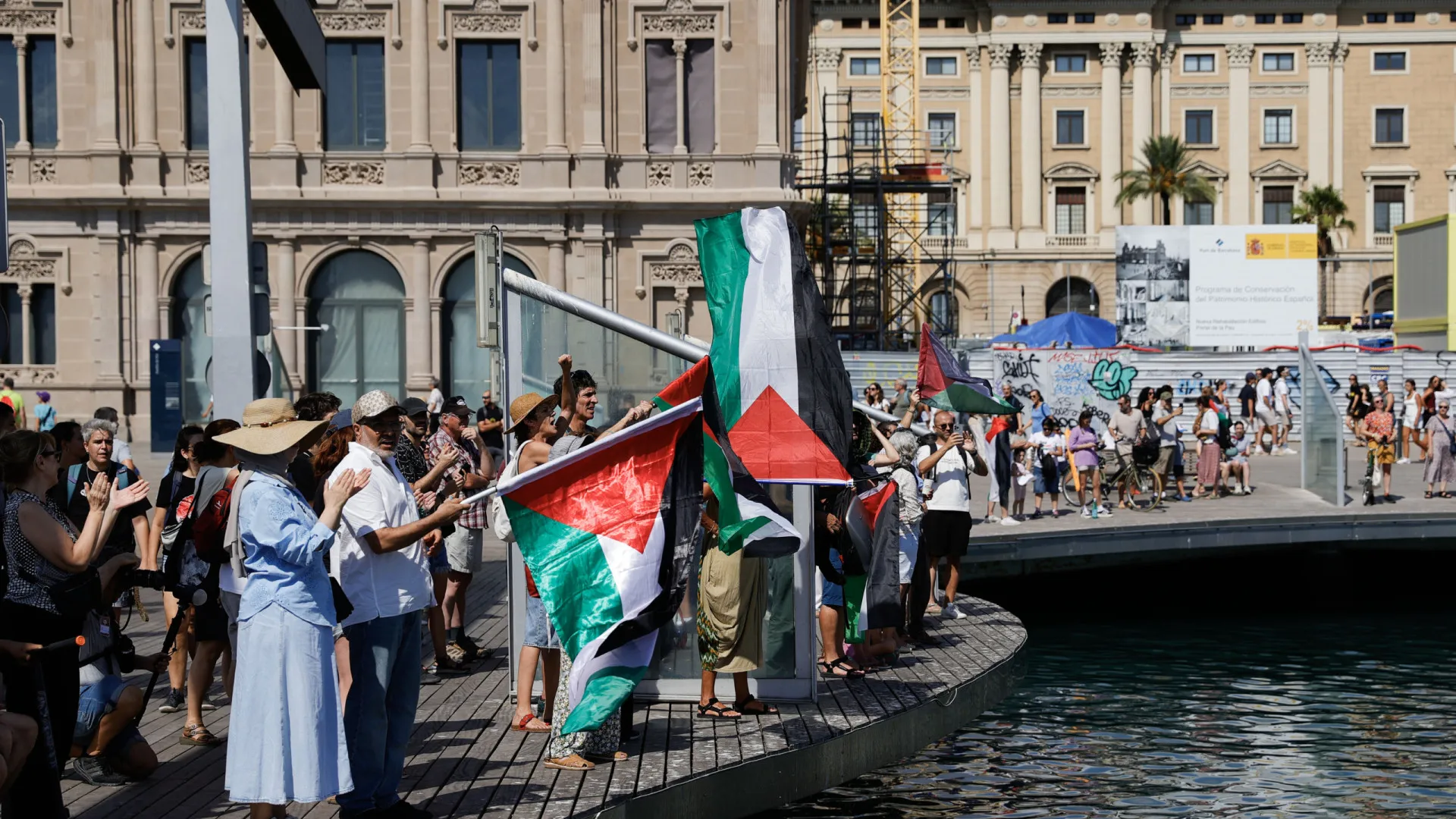 
                    Hamas solidário com ativistas de flotilha que alegaram maus-tratos
                
