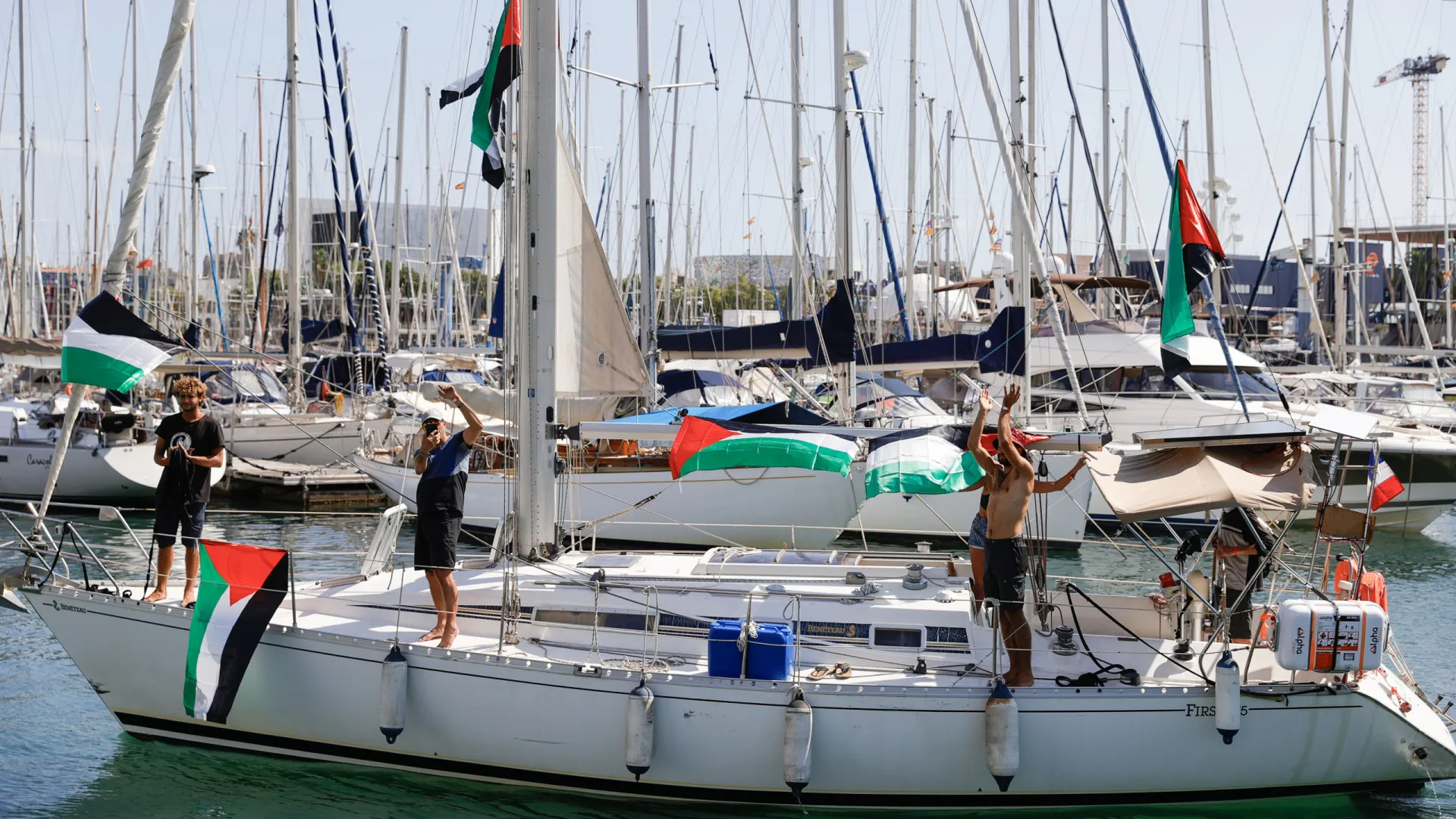 
                    Flotilha para Gaza segue viagem sem cinco dos barcos mais pequenos
                