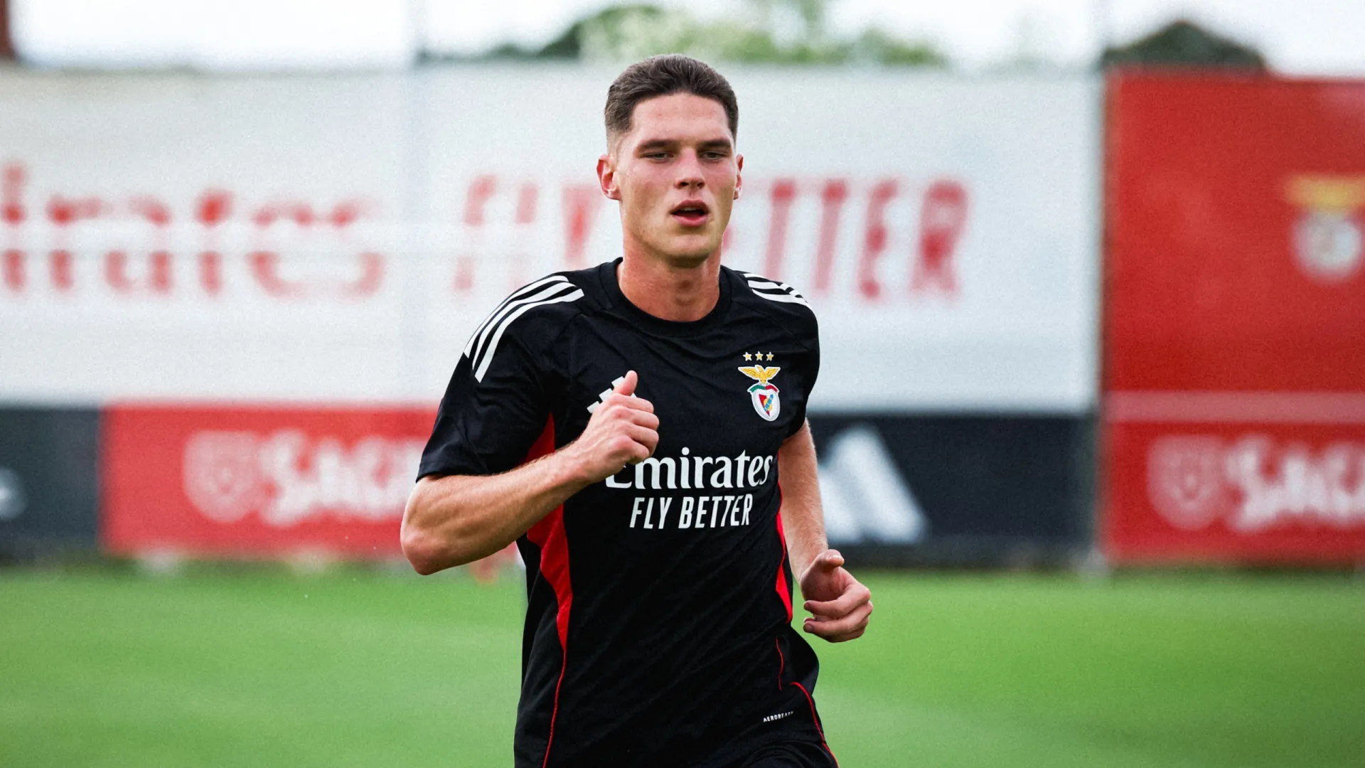 
                    Ataque russo a Kyiv destrói casa de Sudakov, jogador do Benfica
                
