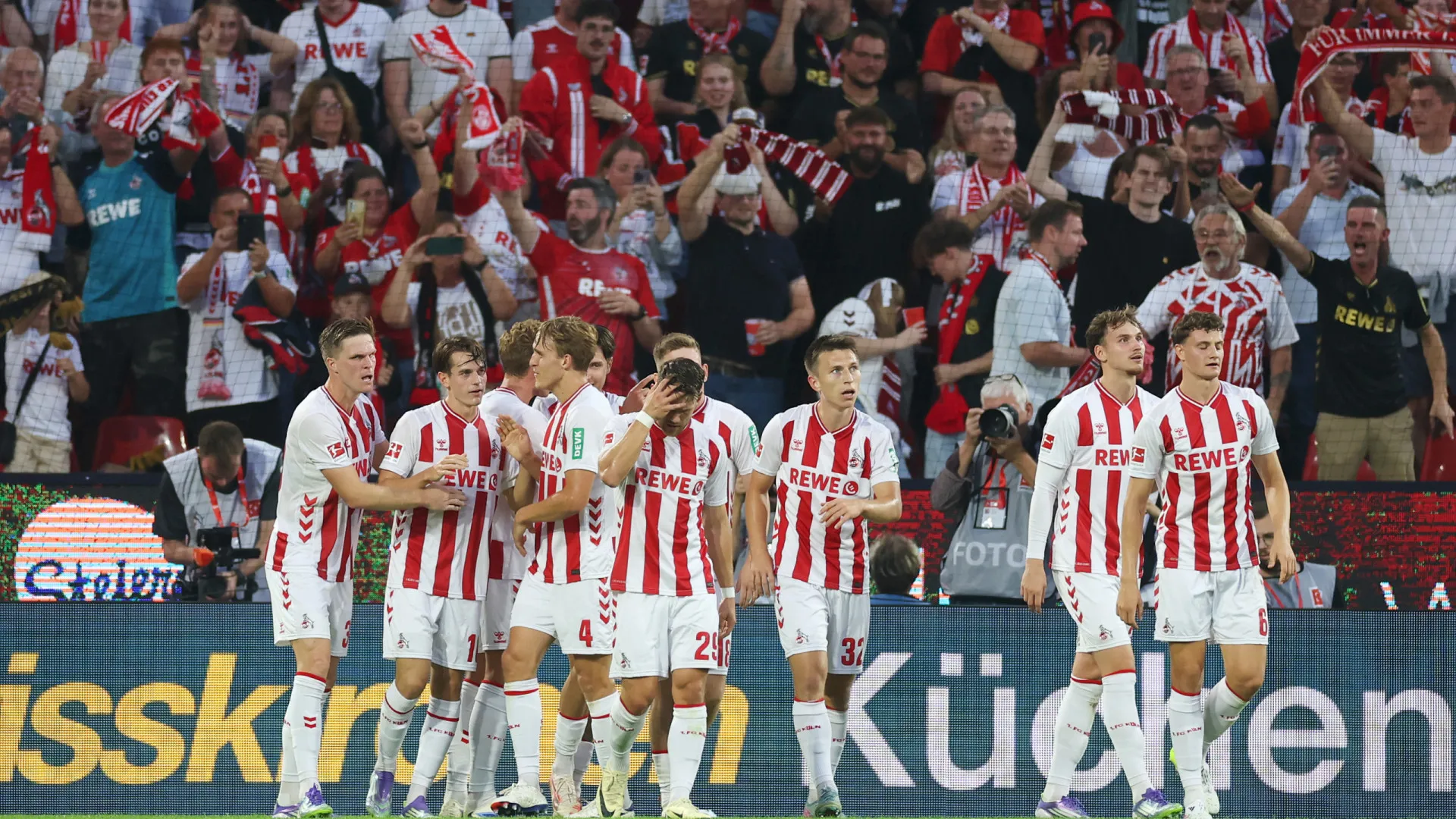 
                    Colónia junta-se aos líderes da Liga alemã
                