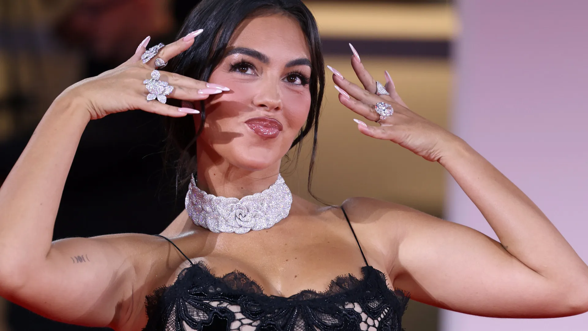 
                    Georgina Rodríguez exibe anel de noivado no festival de cinema em Veneza
                