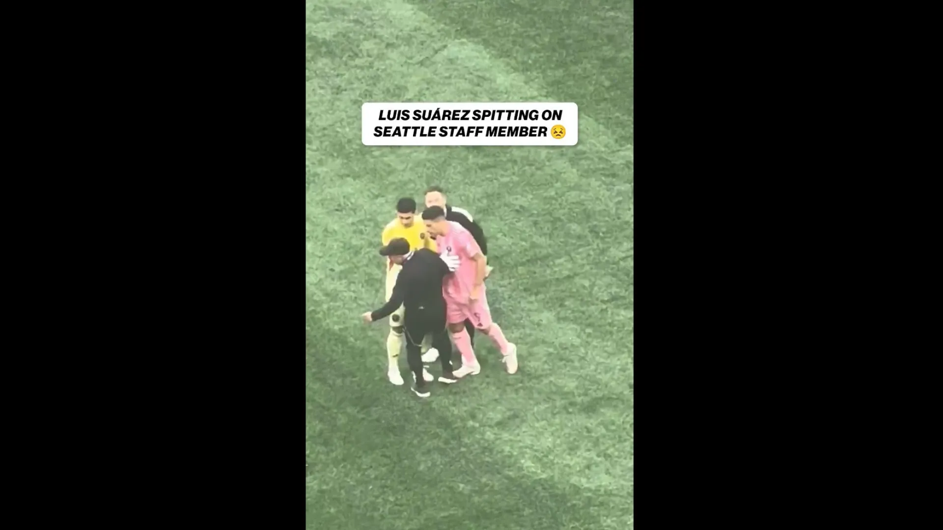 
                    Polémica nos EUA. Suárez cospe em elemento do staff do Seattle Sounders
                