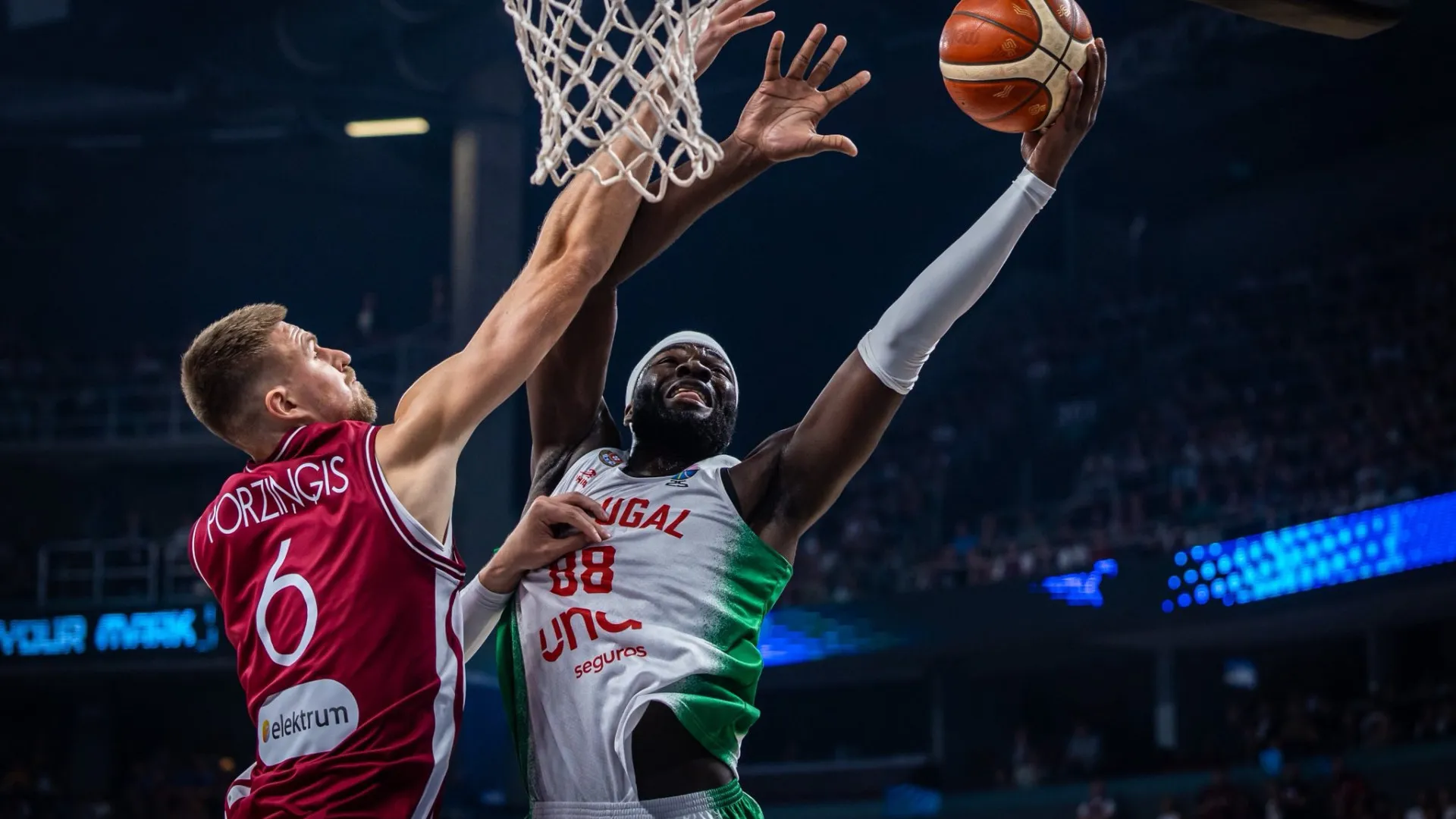 
                    Reação veio tarde demais. Portugal incapaz de travar magia de Porzingis
                