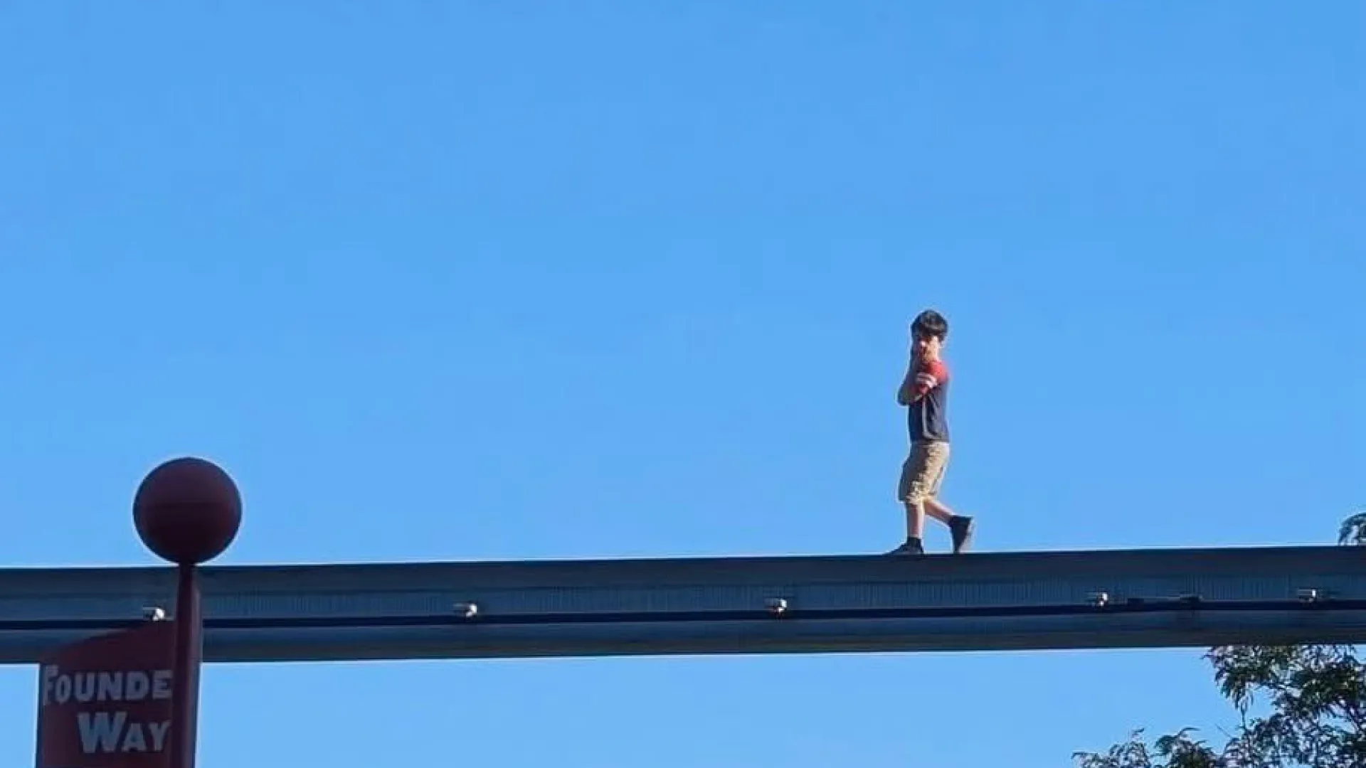 
                     Criança salva a 30m de altura: 