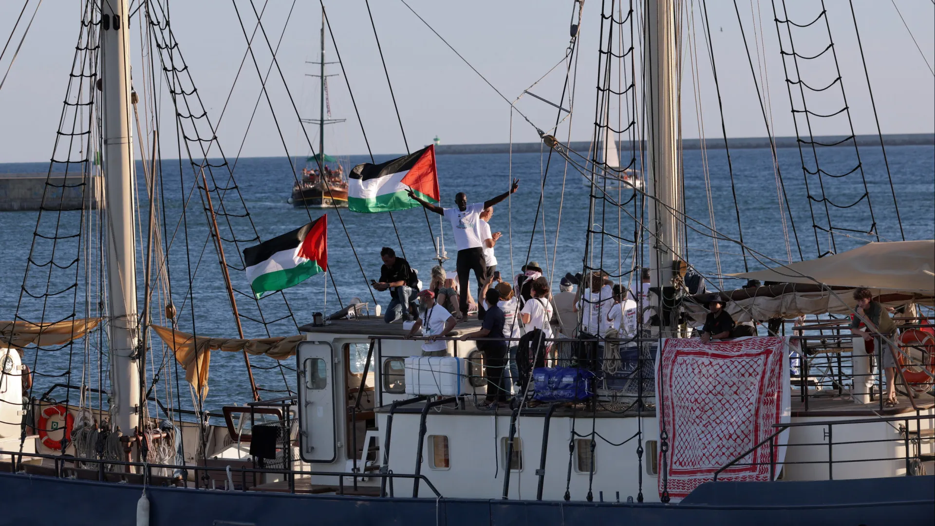 
                    Flotilha humanitária adia para hoje partida de Tunes para Gaza
                