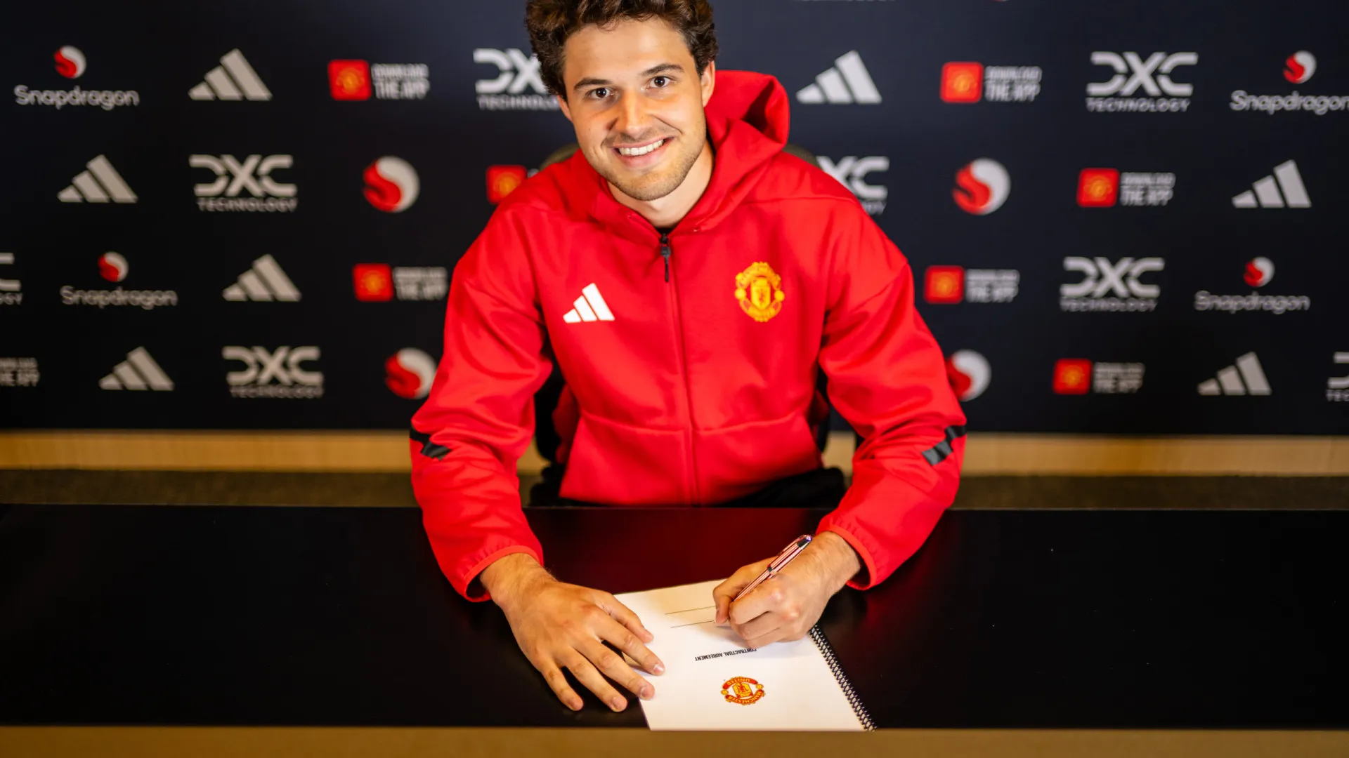
                    Oficial: Belga Senne Lammens reforça baliza do Manchester United
                