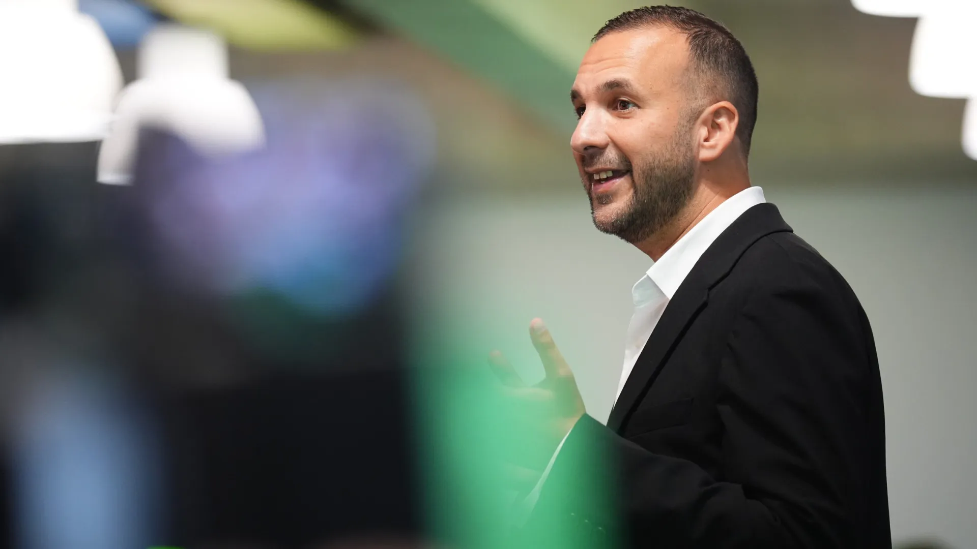 
                    Novo líder dos Verdes britânicos promete 
