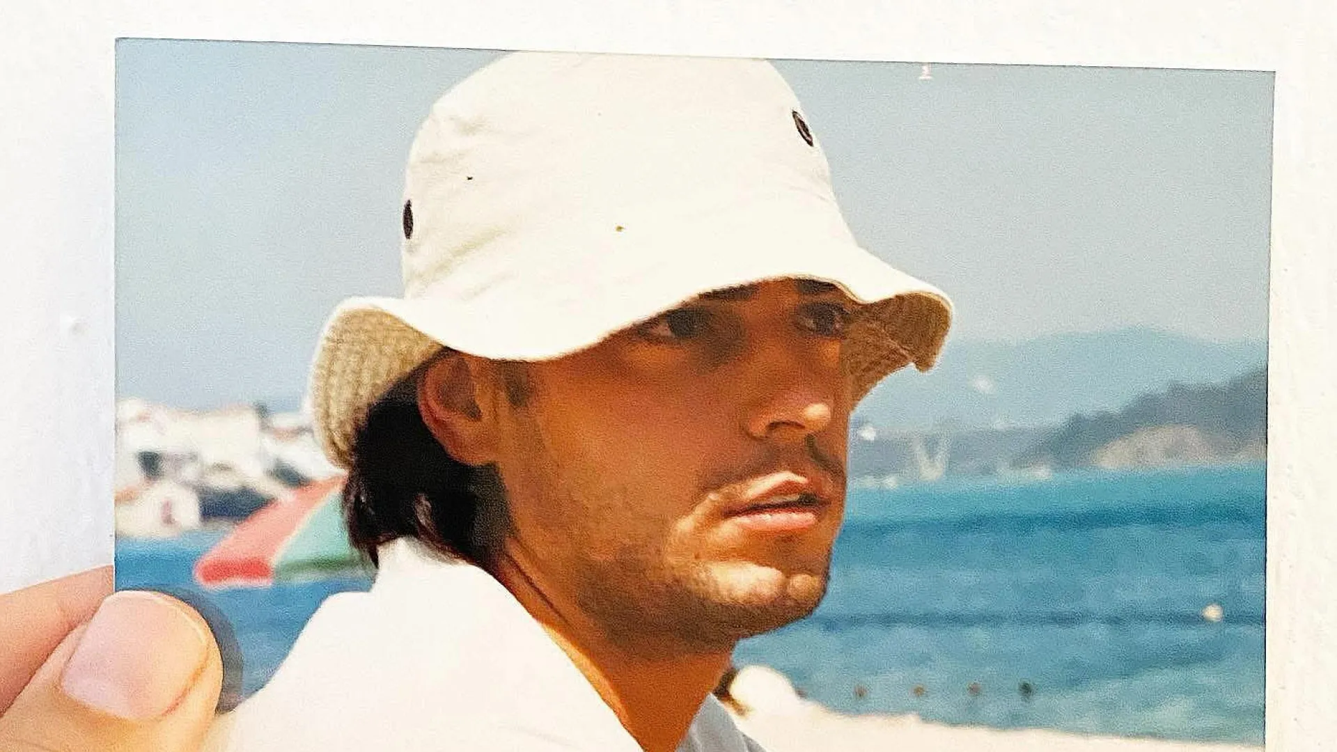 
                    Consegue adivinhar que idade é que Cláudio Ramos tinha nesta fotografia?
                