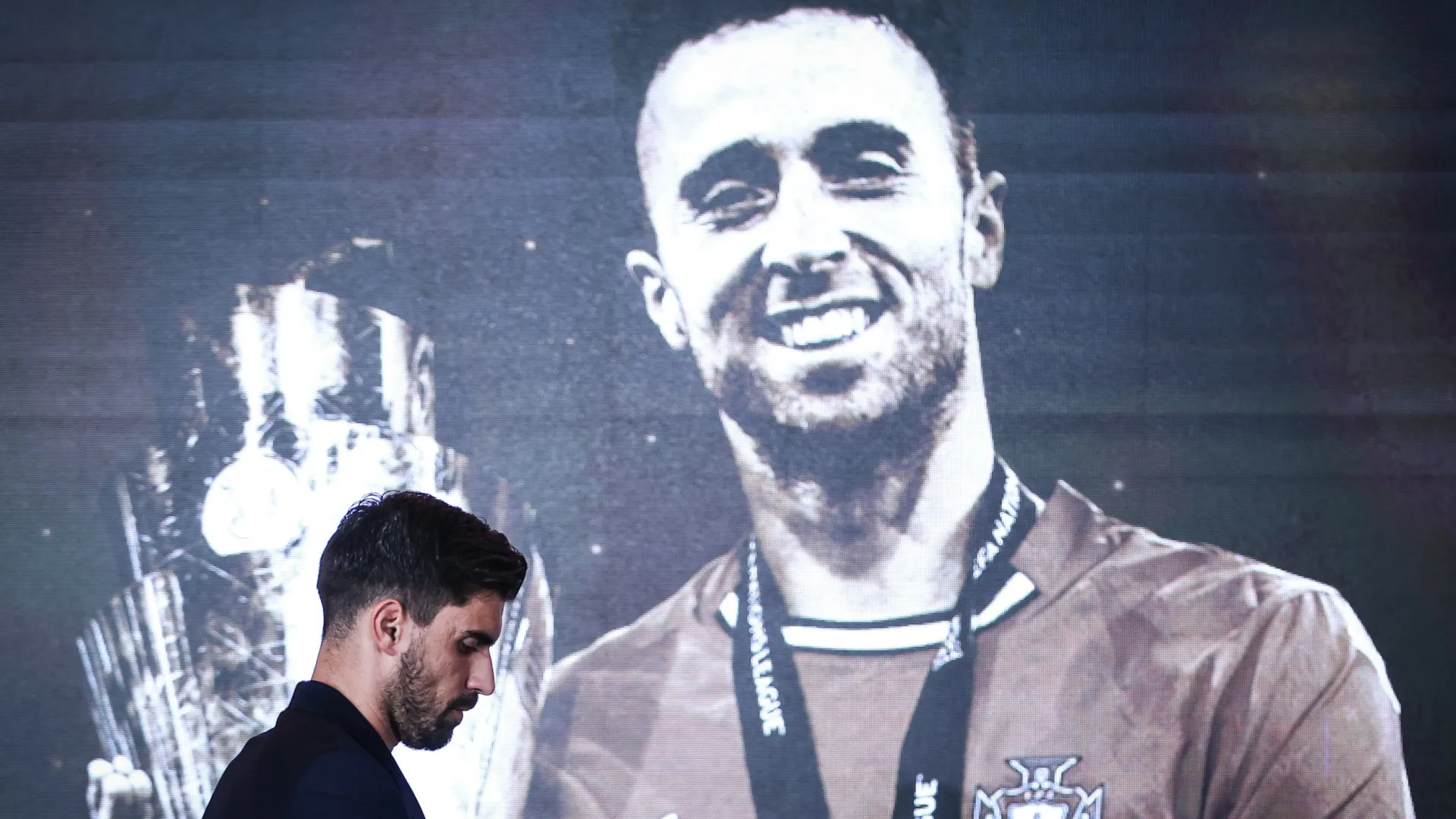 
                    Minuto de silêncio por Diogo Jota e Jorge Costa antes do Arménia-Portugal
                