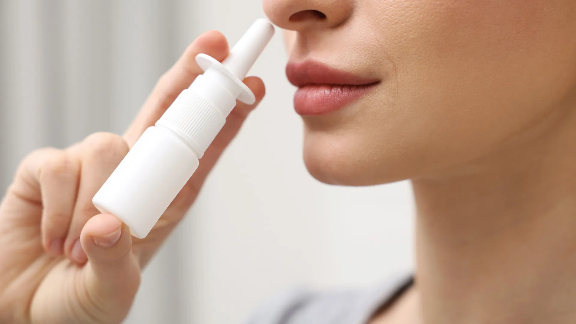 
                    Spray nasal comum pode evitar infeção por Covid, diz estudo
                