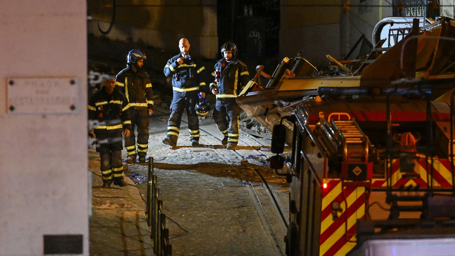 
                    Número de mortos no descarrilamento do Elevador da Glória sobe para 17
                