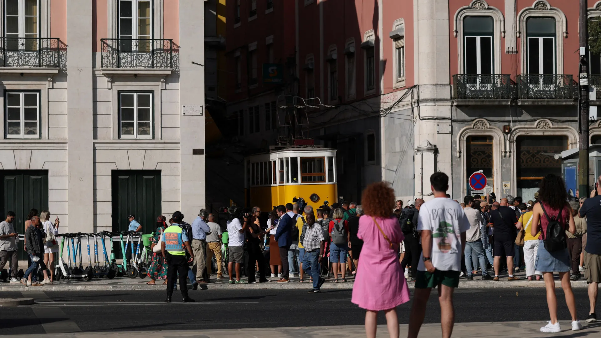 
                    Elevador da Glória: O que sabe do descarrilamento que provocou 16 mortos?
                