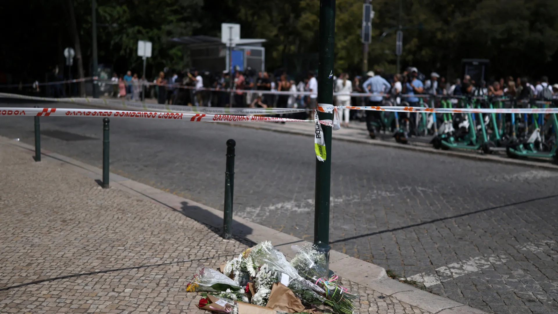 
                    Ramos de flores homenageiam vítimas do incidente do Elevador da Glória
                