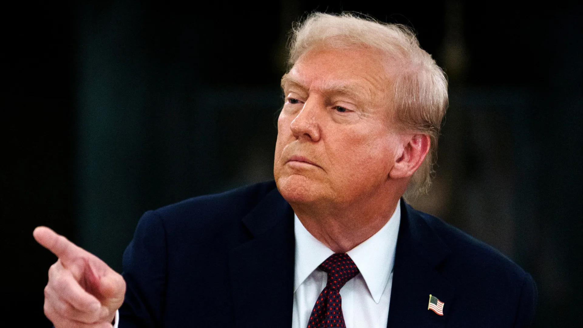 
                    Trump anuncia anulação de textos de Biden assinados com ajuda de máquina
                