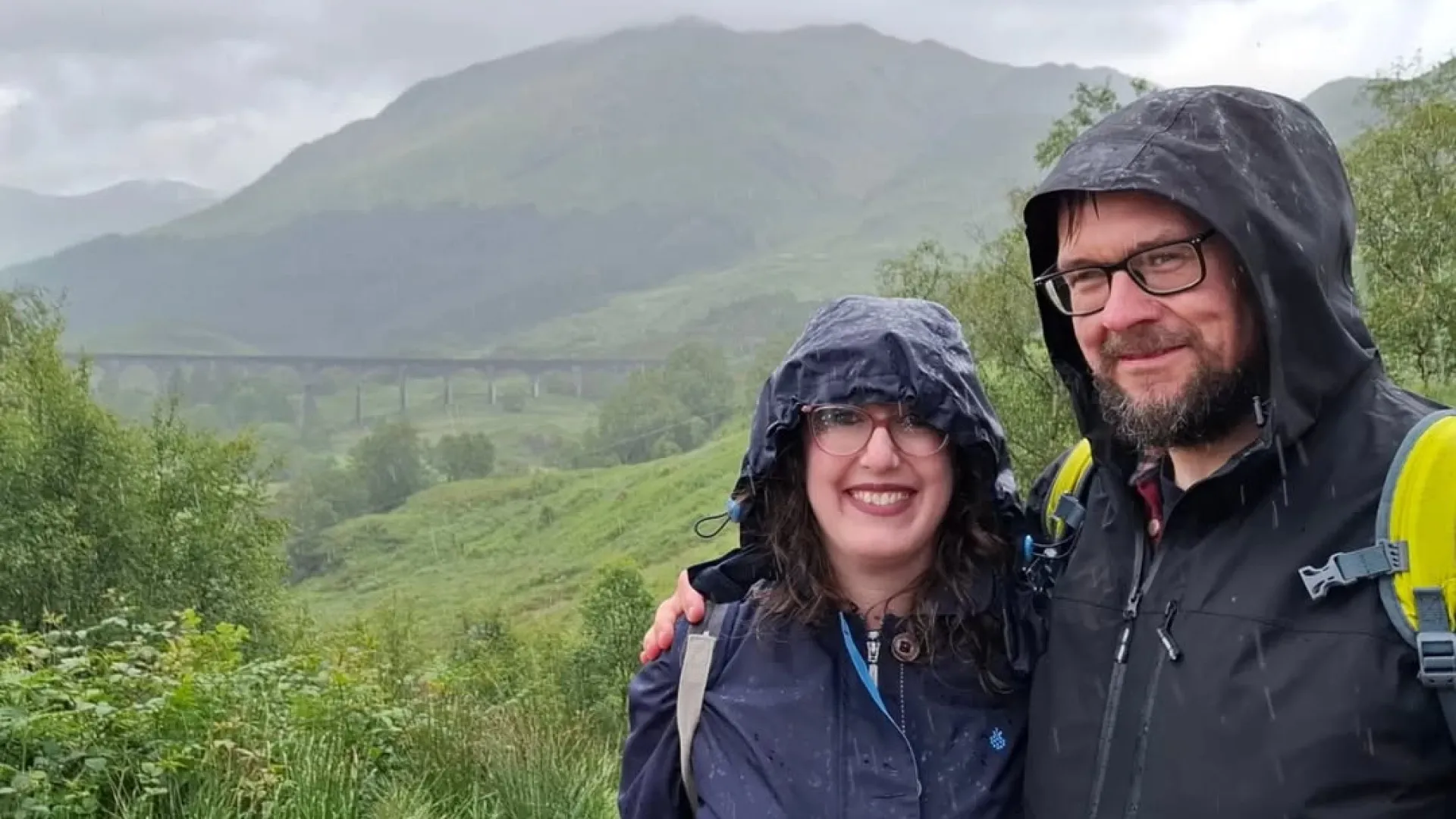 "Artísticos" e "cheios de vida": O casal britânico que morreu no Elevador