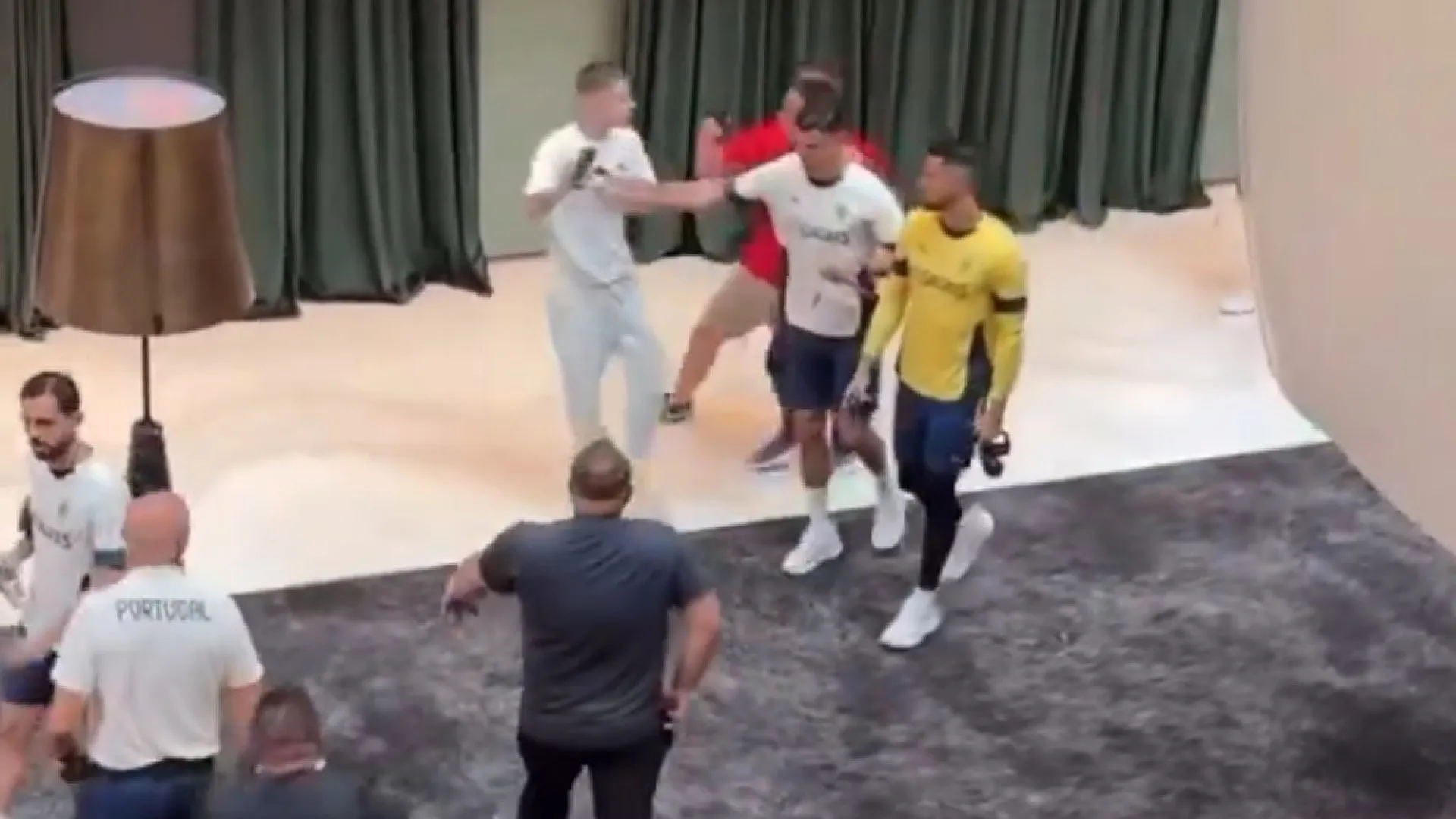 
                    Cristiano Ronaldo perde a paciência e empurra adepto no hotel da seleção
                