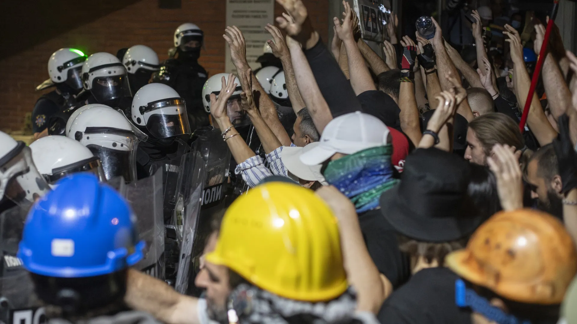 
                    Polícia detém 42 em manifestação por eleições antecipadas em Novi Sad
                