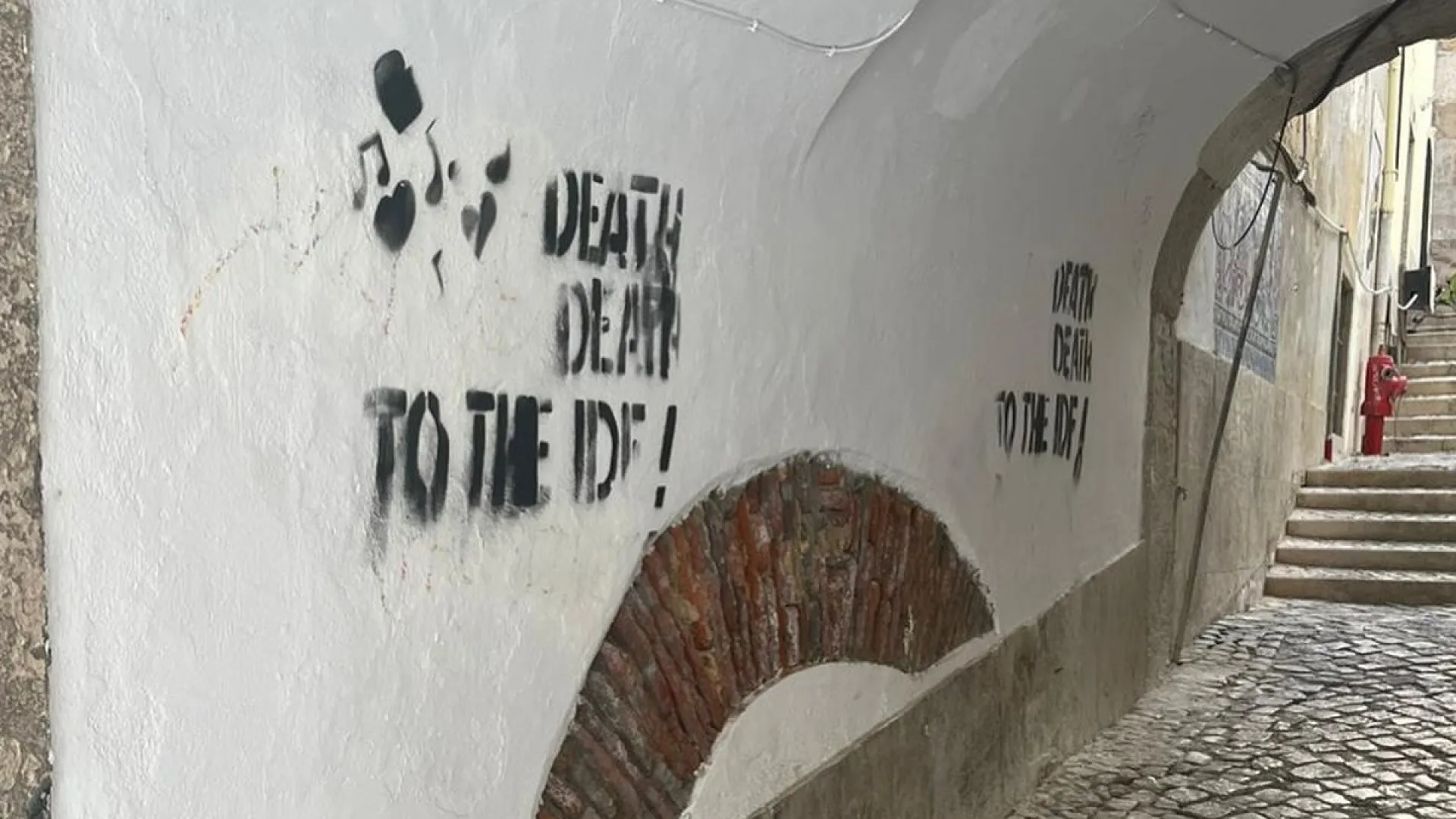 
                    Centro cultural judaico em Lisboa alvo de atos semanais de vandalismo
                