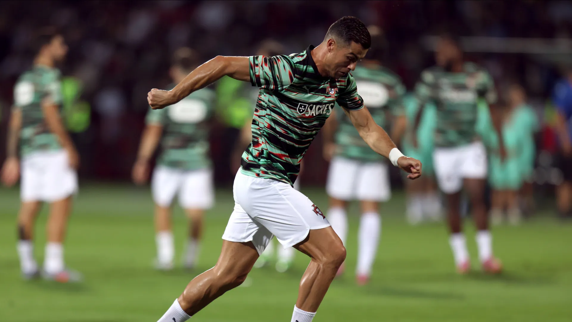 
                    [0-0] Arménia-Portugal: Diogo Jota é recordado e rola a bola em Erevan
                