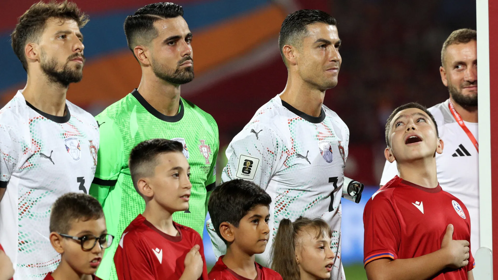 
                    Gesto de Cristiano Ronaldo com criança na Arménia promete correr mundo
                